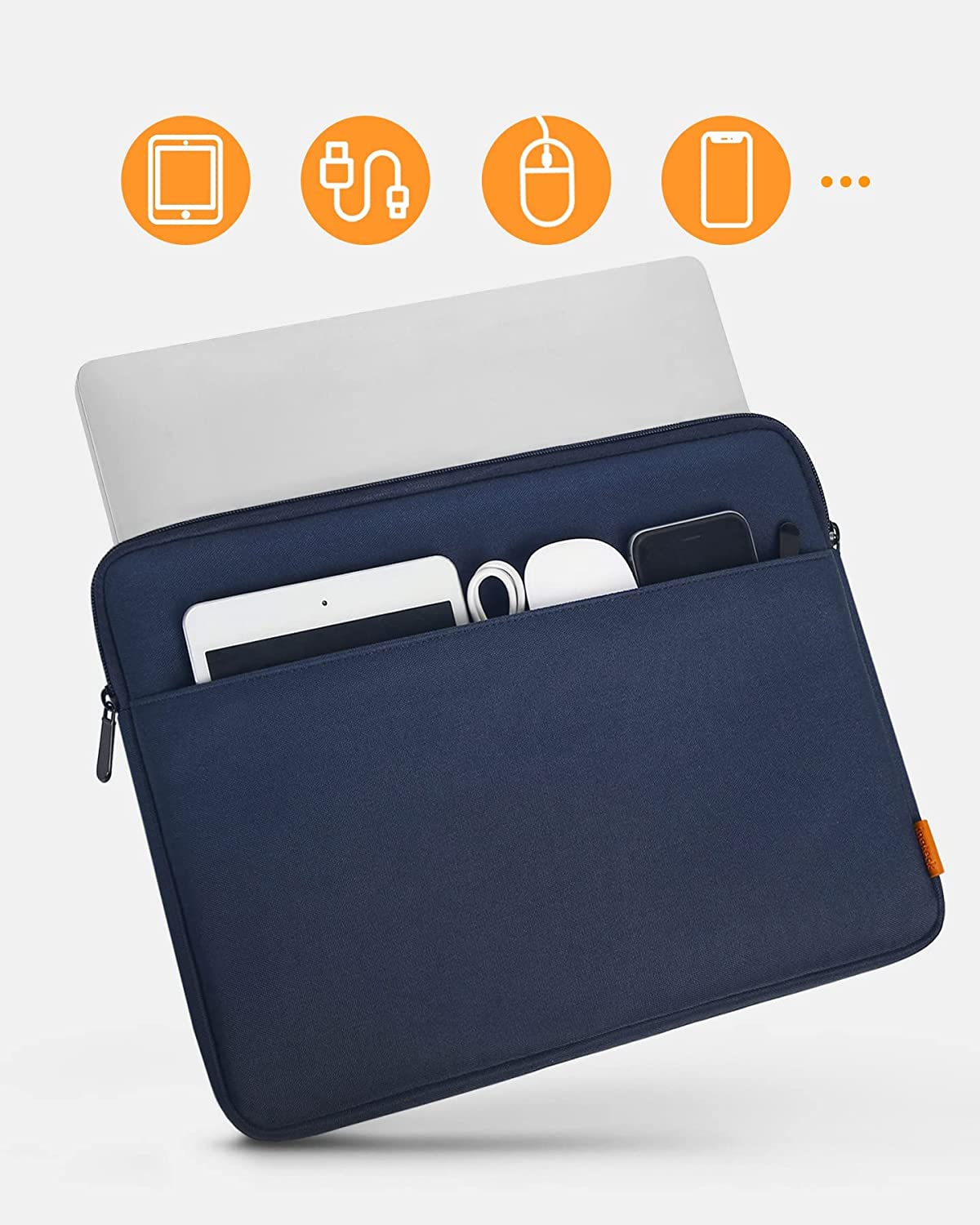 Laptop in einer blauen Tragetasche mit verschiedenen Fächern, weißer Hintergrund.