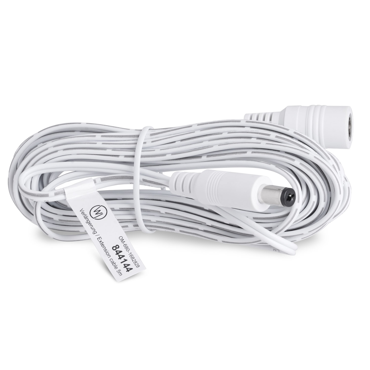 Weißes Verlängerungskabel mit Anschlüssen und einem Etikett. Das Kabel ist auf weißem Untergrund aufgerollt.
