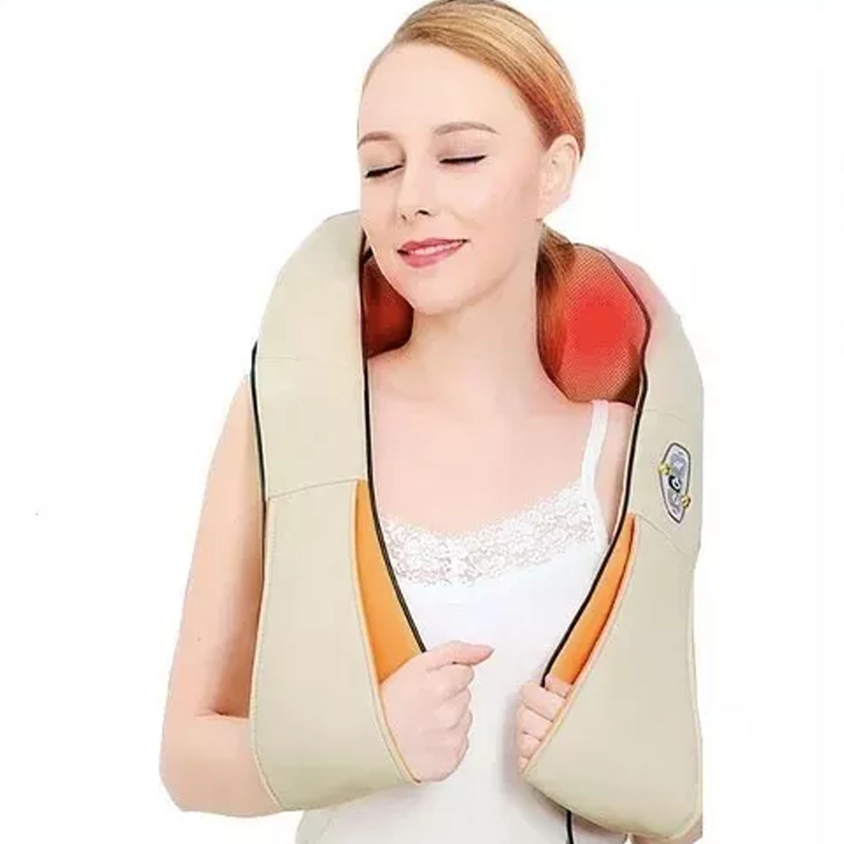 Una mujer con un masajeador de cuello beige sonríe con los ojos cerrados. Lleva una blusa blanca.