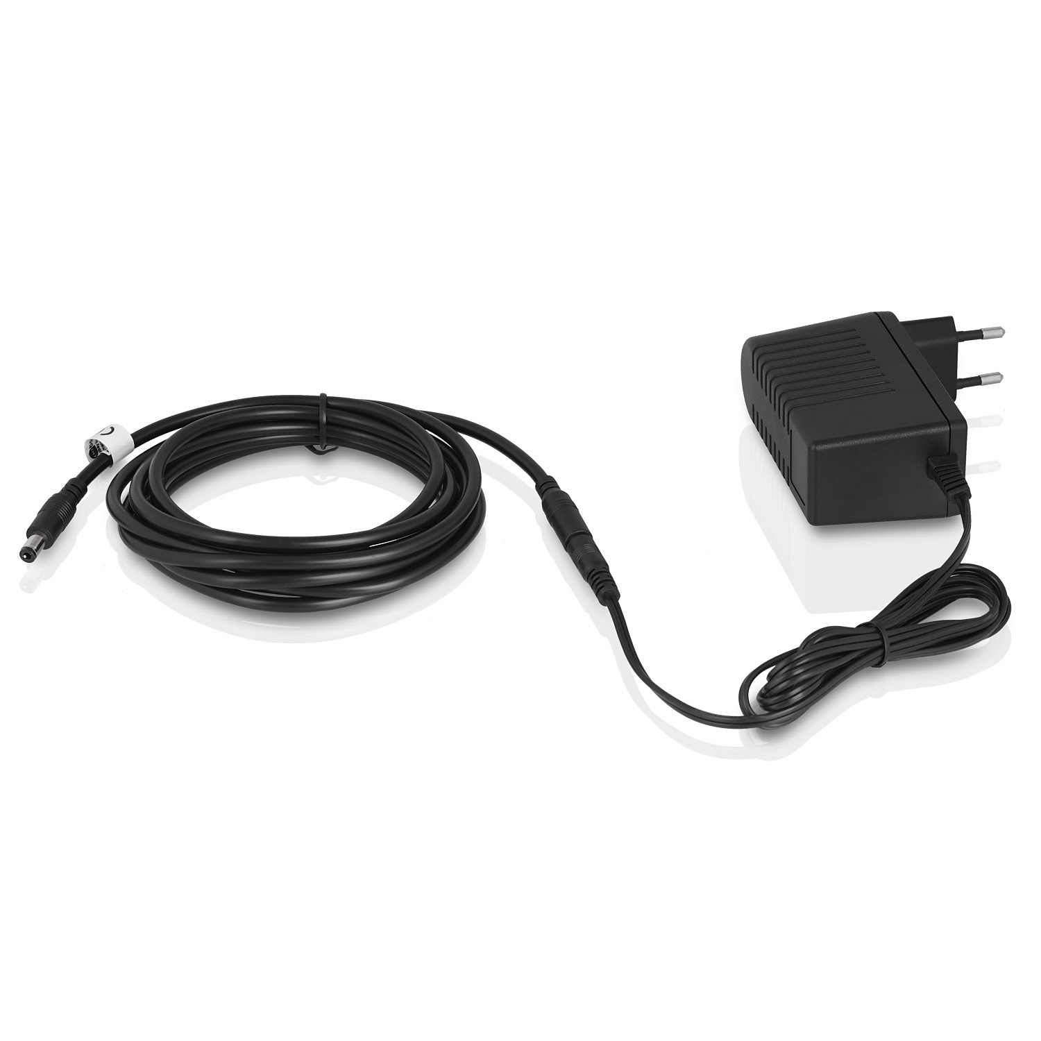 Ein schwarzes Netzteil mit einem Kabel, das an einen Gleichstromanschluss und einen Stecker auf einer weißen Oberfläche angeschlossen ist.
