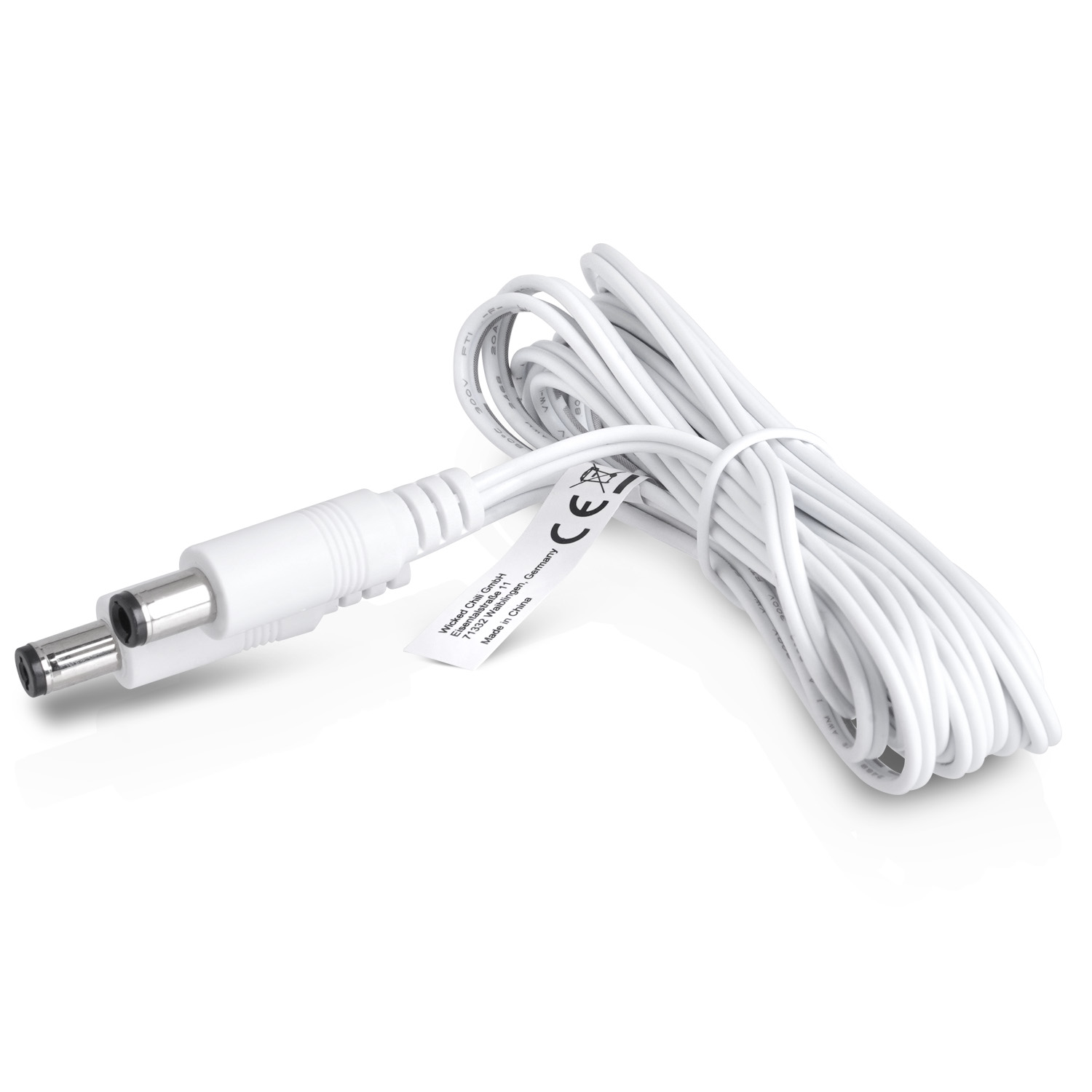 Weißes Ladekabel mit zwei Steckern und einem Etikett mit Text und CE-Zeichen.