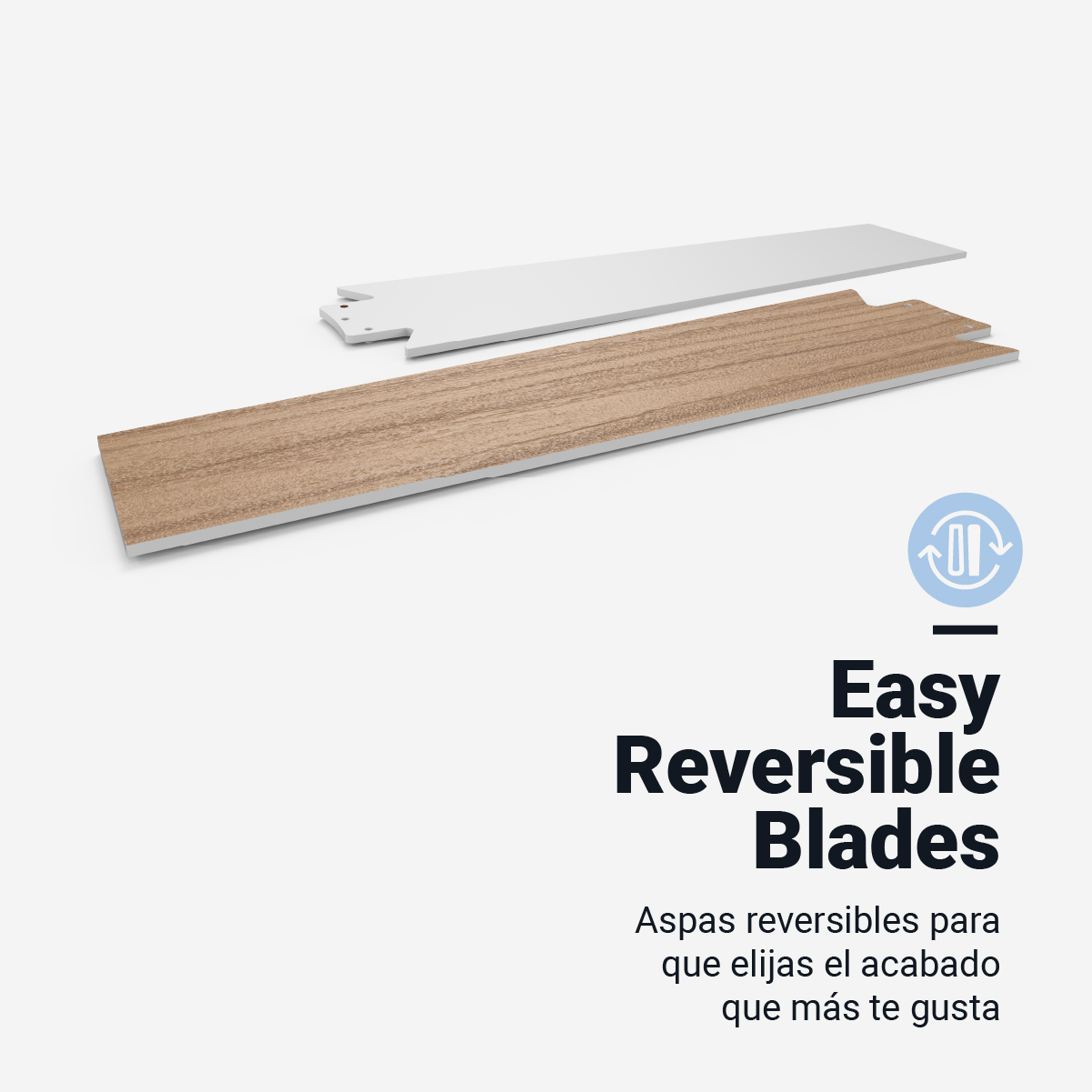 Due pale reversibili per ventilatore a soffitto, una bianca e una color legno, su una superficie bianca.