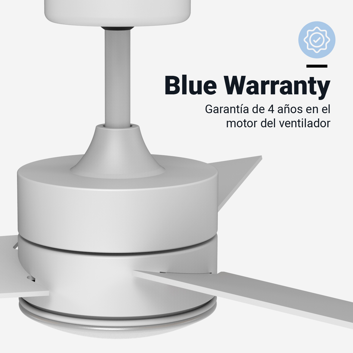 Un ventilatore da soffitto bianco con tre pale. L'immagine è un primo piano del ventilatore.