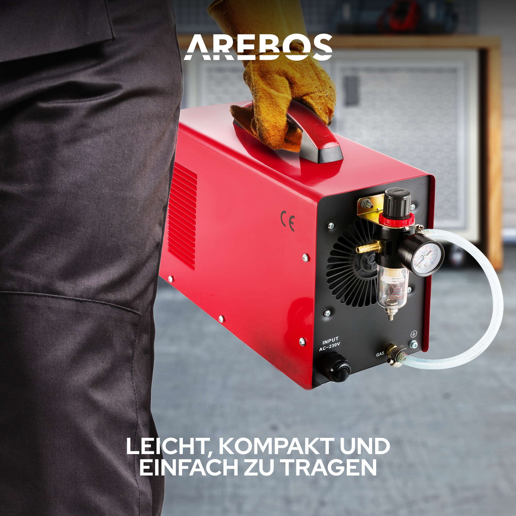 Roter und schwarzer Arebos Plasmaschneider, gehalten von einer Person in einer Werkstatt.