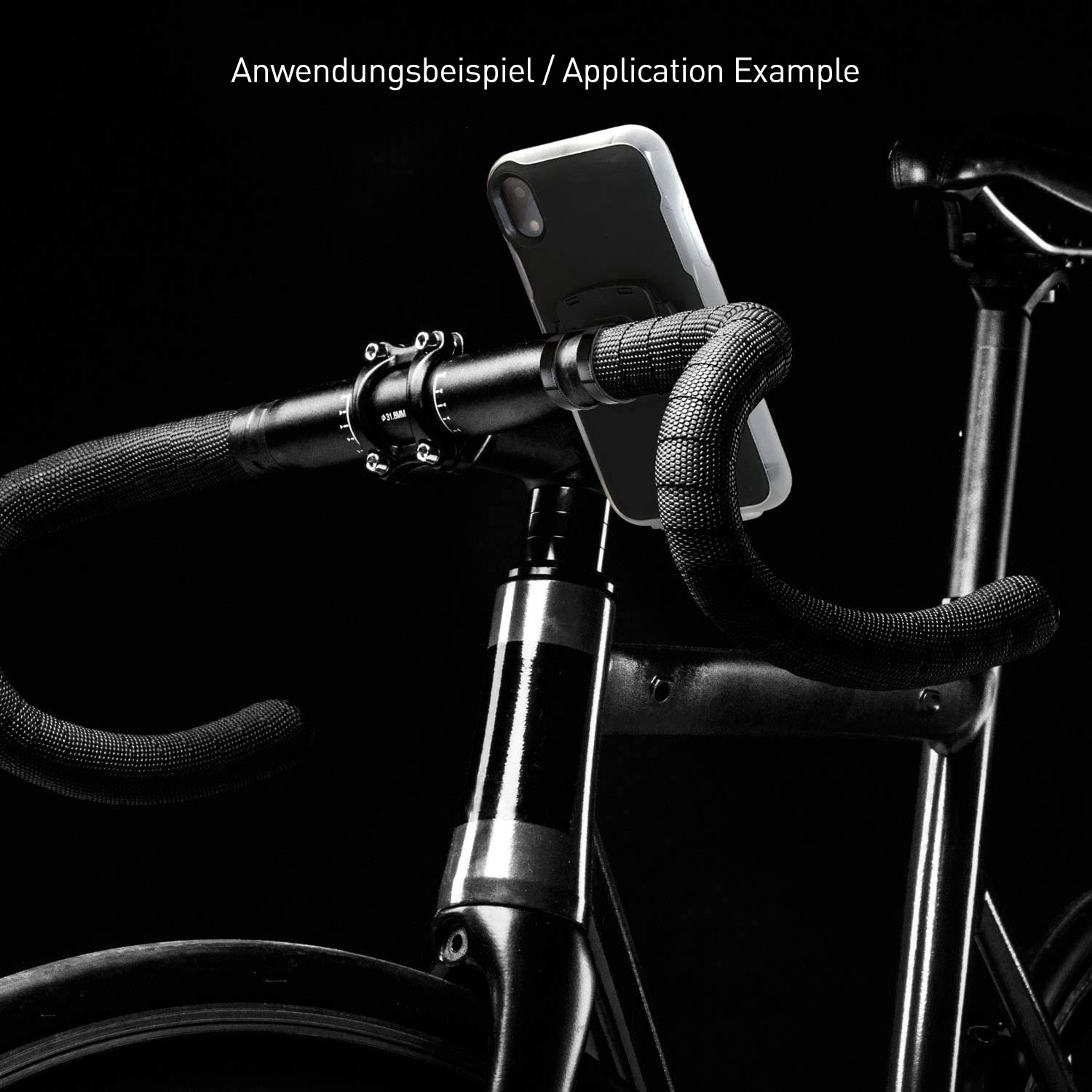 Schwarzer Fahrradlenker mit Telefonhalterung. Text: Anwendungsbeispiel am Fahrrad.