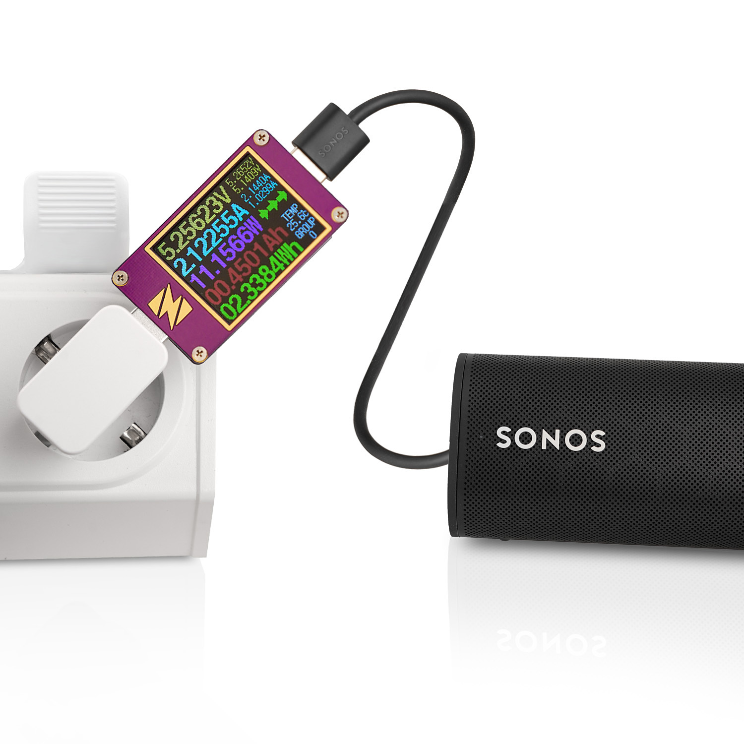Ein weißer Wandstecker mit einem Ladegerät und einer schwarzen Sonos-Soundbar. Gadget zeigt Energieanzeigen.