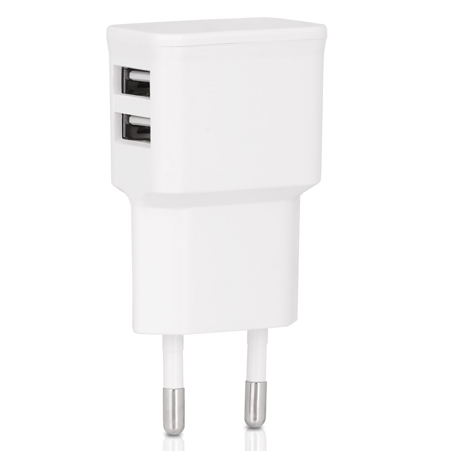 Weißes USB-Ladegerät mit zwei Anschlüssen und silbernen Stiften. Es steht aufrecht vor weißem Hintergrund.