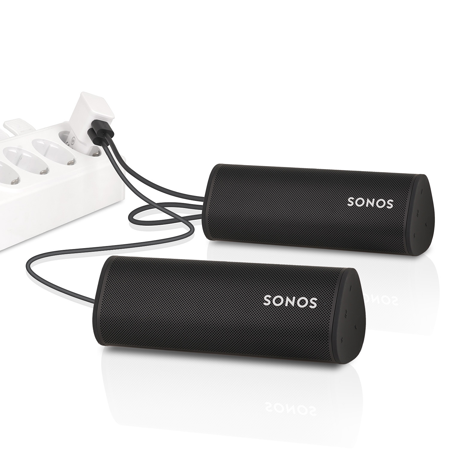 Zwei schwarze Sonos-Lautsprecher, die an eine weiße Steckdosenleiste angeschlossen sind.
