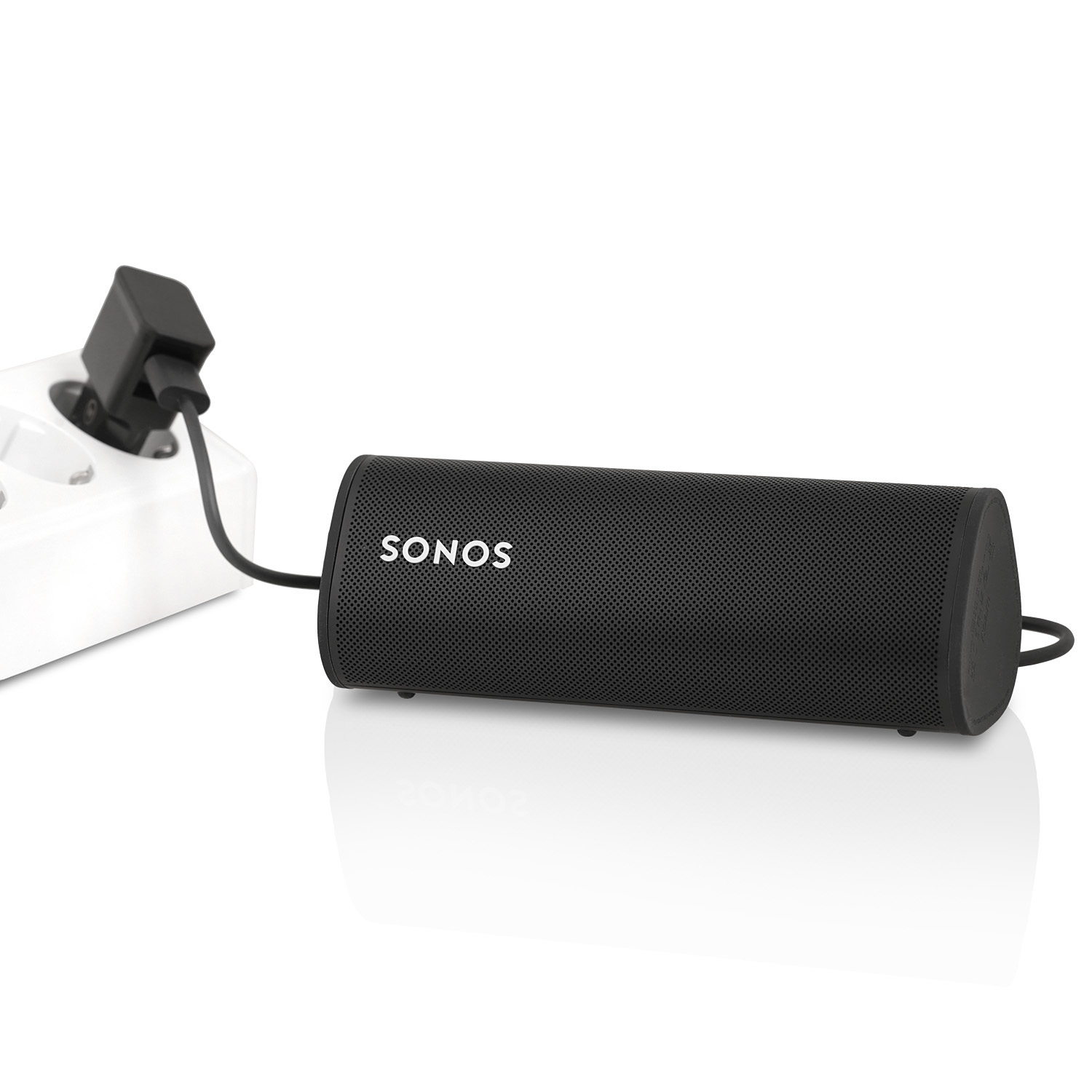 Schwarzer Sonos-Lautsprecher, der in eine weiße Steckdose eingesteckt ist. Der Lautsprecher hat das Sonos-Logo.