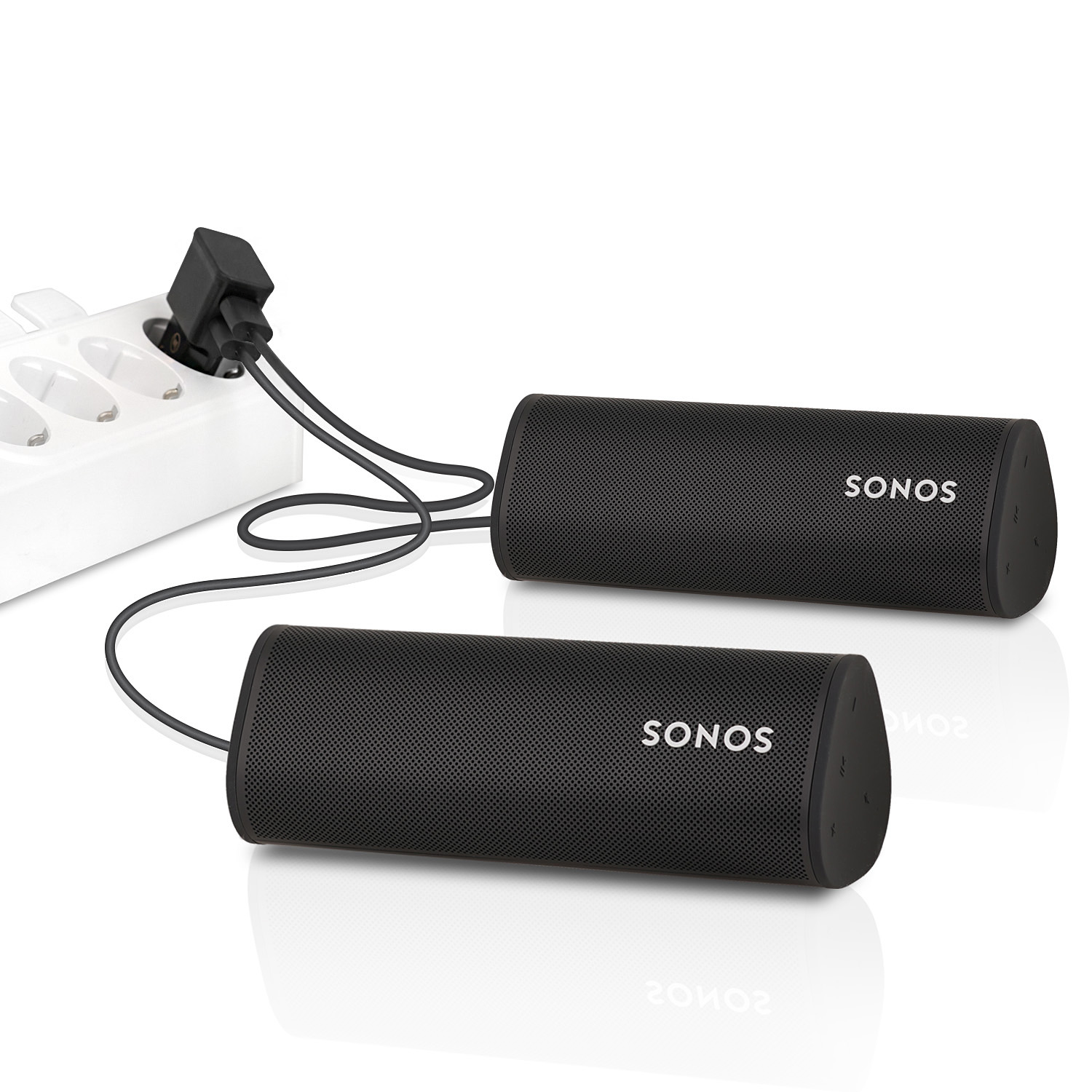 Zwei schwarze SONOS-Lautsprecher, die an eine weiße Steckdosenleiste angeschlossen sind. Weißer Hintergrund.
