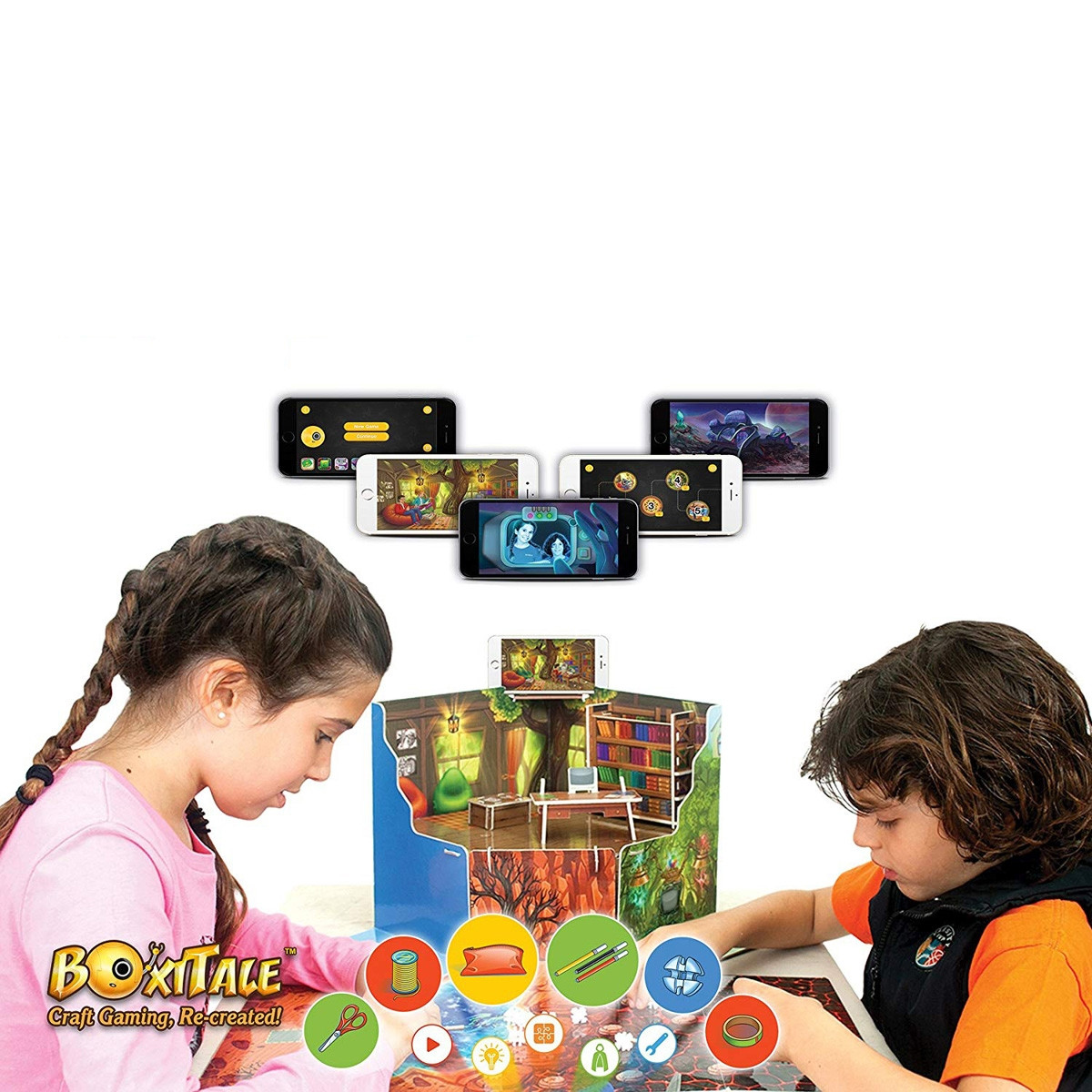 Dos niños jugando con un juego BoxTale, con teléfonos móviles mostrando escenas del juego encima.