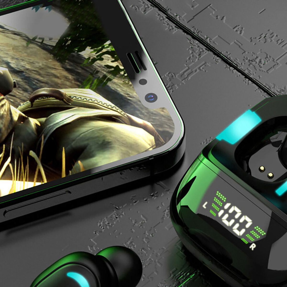 Teléfono negro con una pantalla que muestra un juego y auriculares negros y verdes.