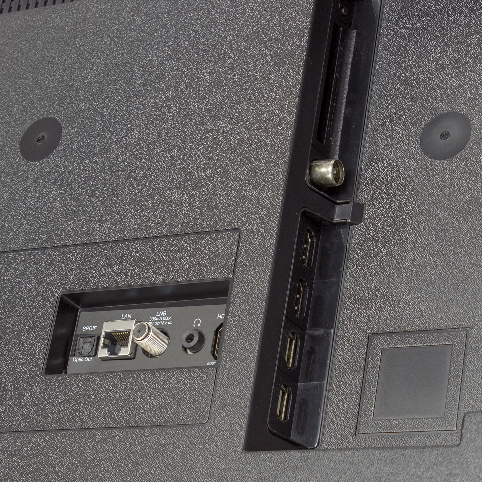 Rückseite eines schwarzen Fernsehers mit Anschlüssen, beschriftet mit LAN, S/PDIF und HDMI.