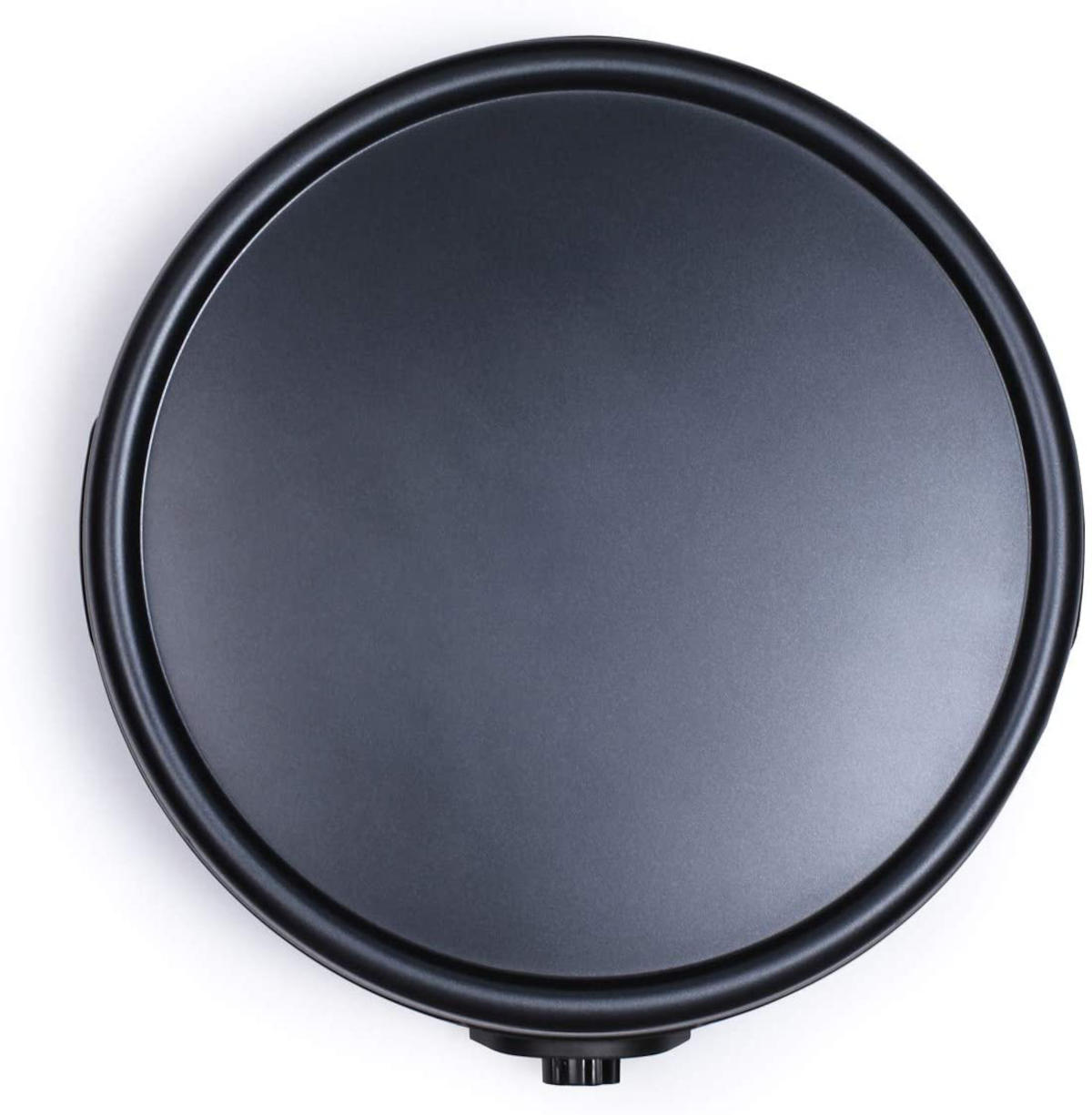 Czarny, okrągły sprzęt do gotowania z podniesioną krawędzią. Widok z góry na białym tle.