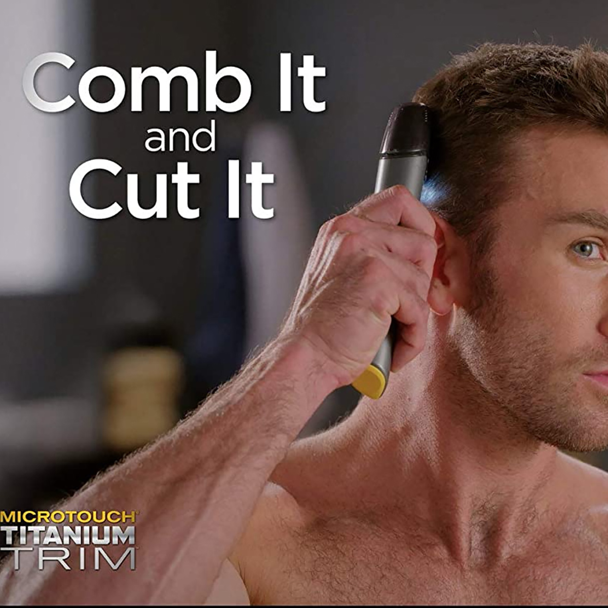 Hombre usando una afeitadora MicroTouch Titanium Trim. Texto 