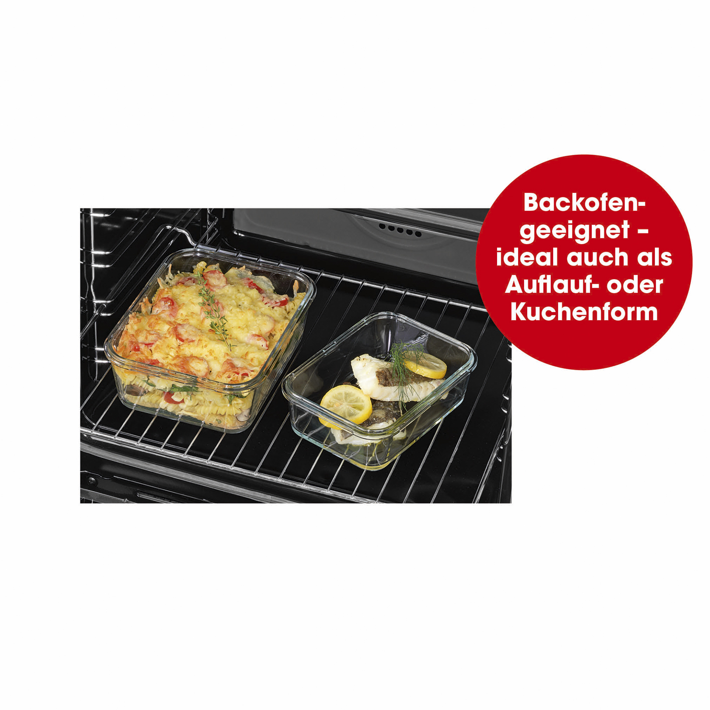 Zwei Glasbackformen mit Essen darin, in einem offenen Ofen.