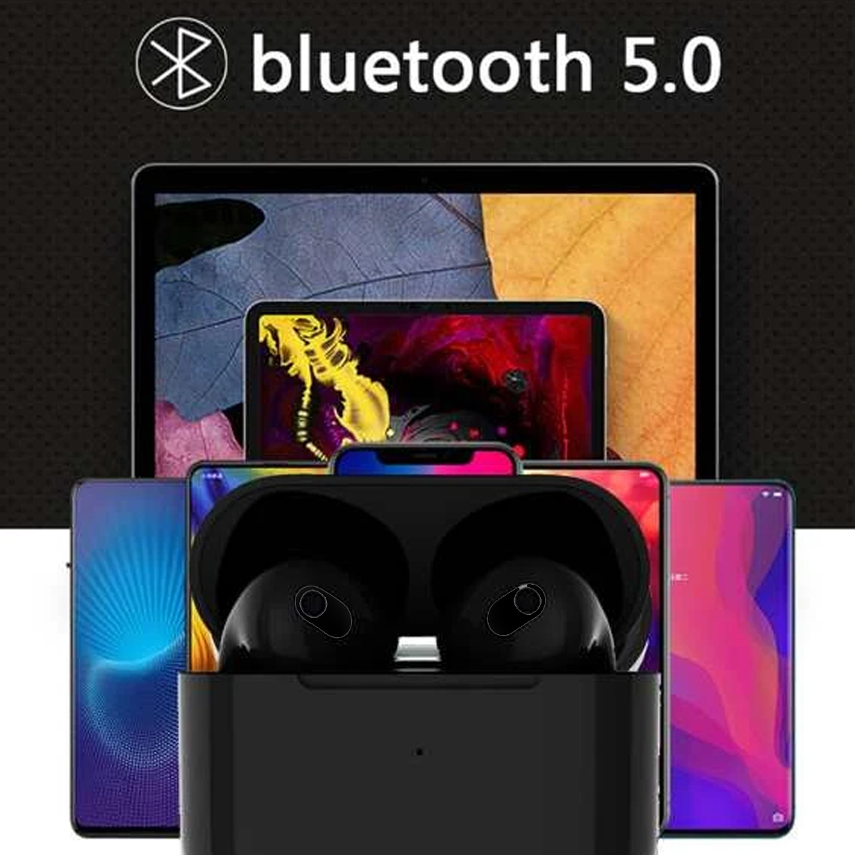 Auriculares negros en un estuche de carga, con teléfonos y tabletas en el fondo y un símbolo bluetooth.