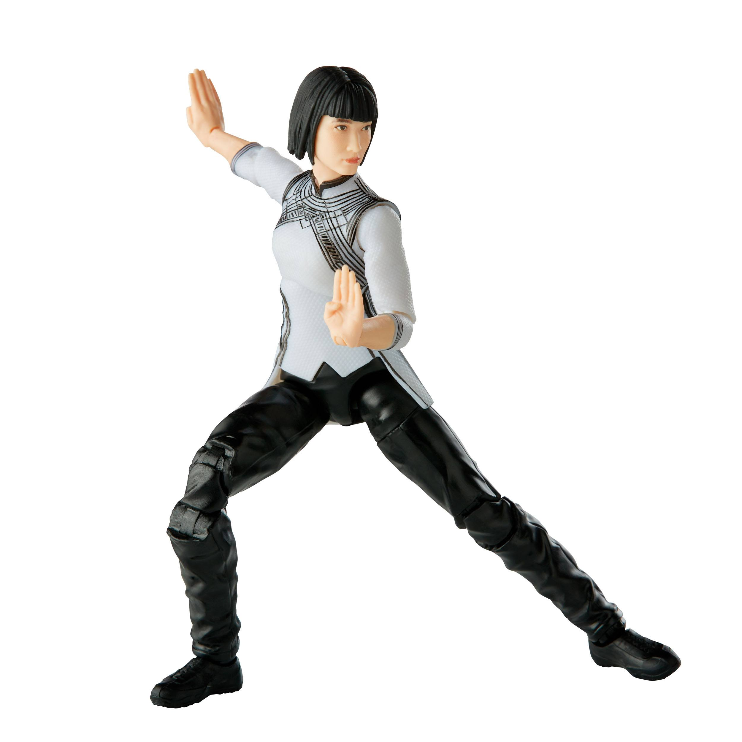 Eine weibliche Actionfigur in weiß-schwarzem Outfit, in einer Kampfpose.