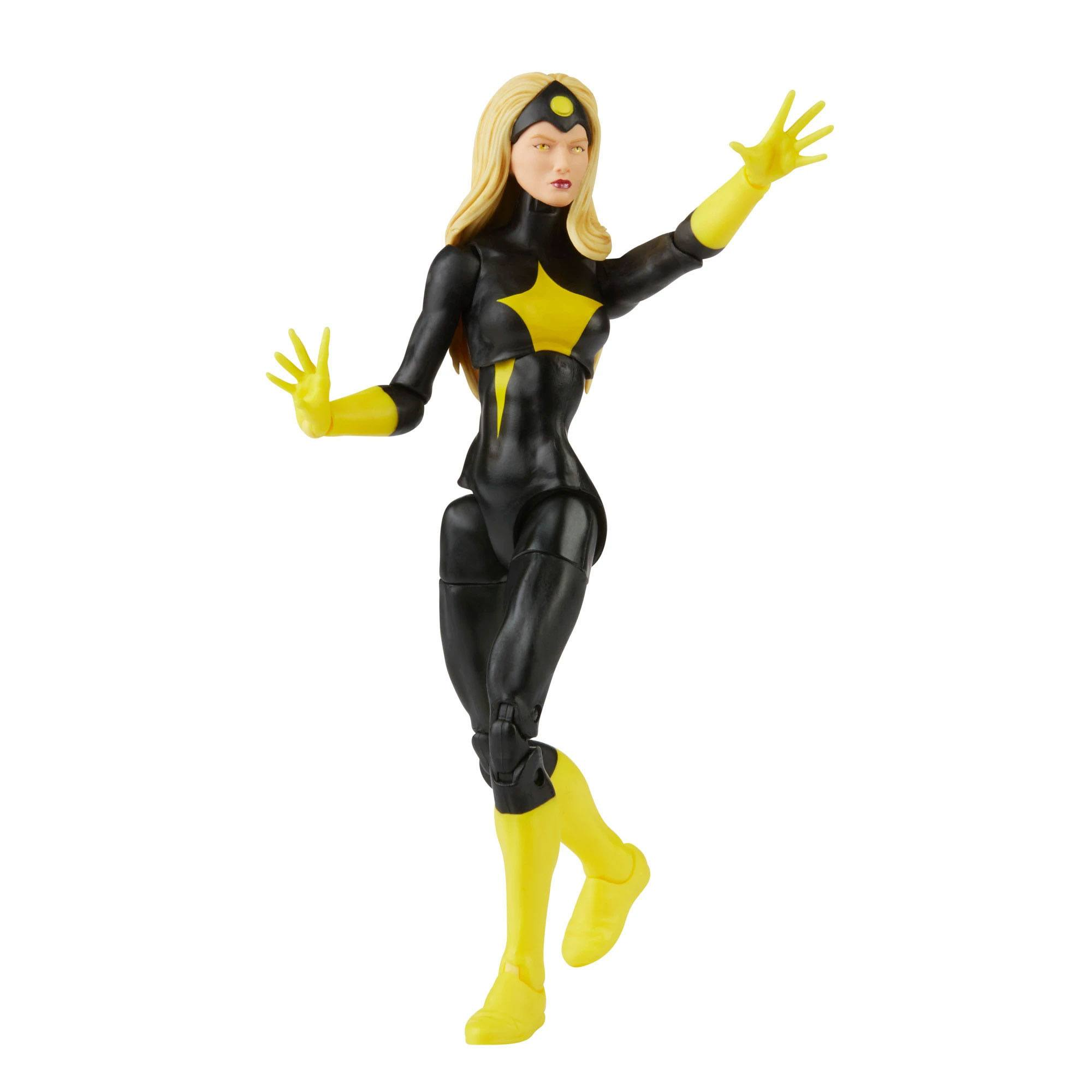 Eine weibliche Actionfigur in einem schwarz-gelben Superheldenanzug, Arme ausgestreckt.