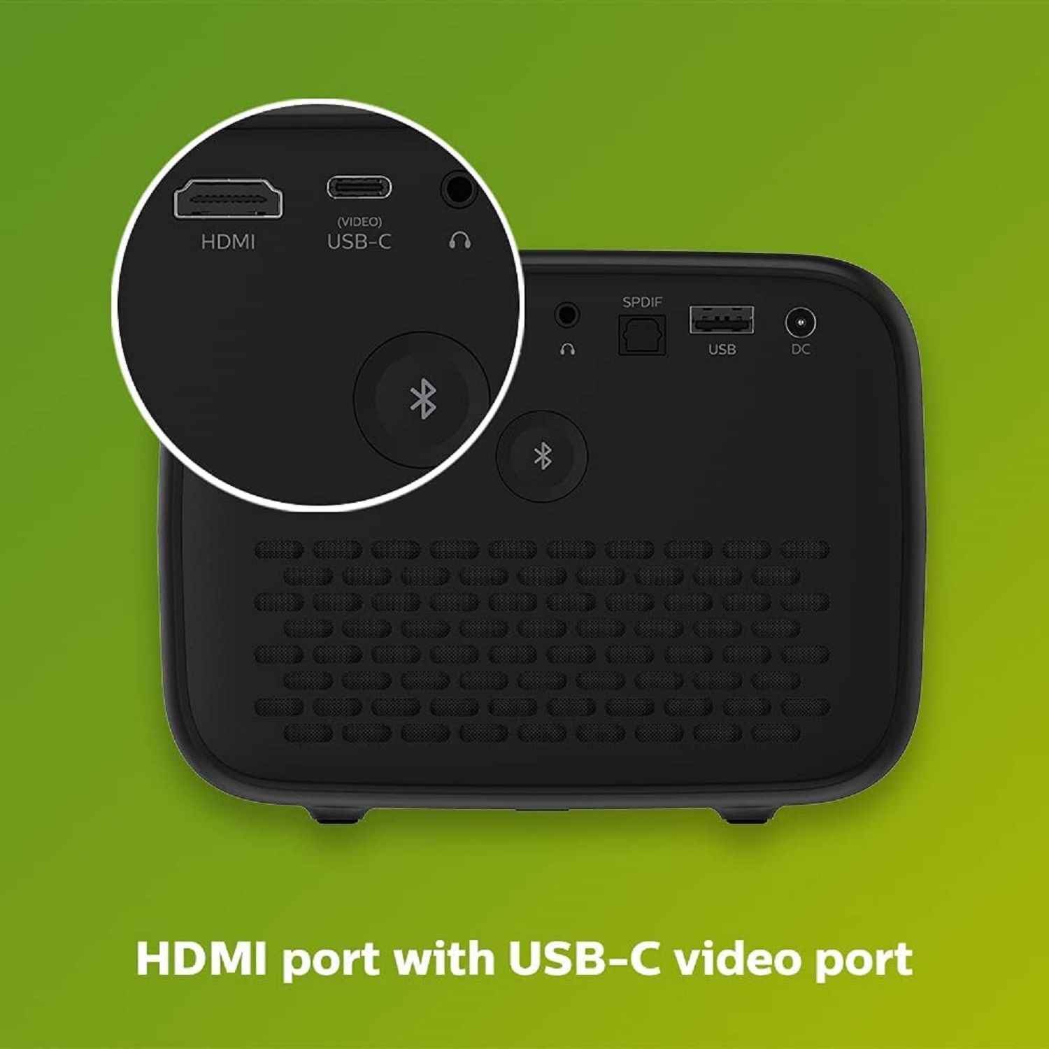 Ein schwarzer Projektor mit HDMI- und USB-Anschlüssen. Eine Nahaufnahme zeigt die Anschlüsse und ein Bluetooth-Symbol.