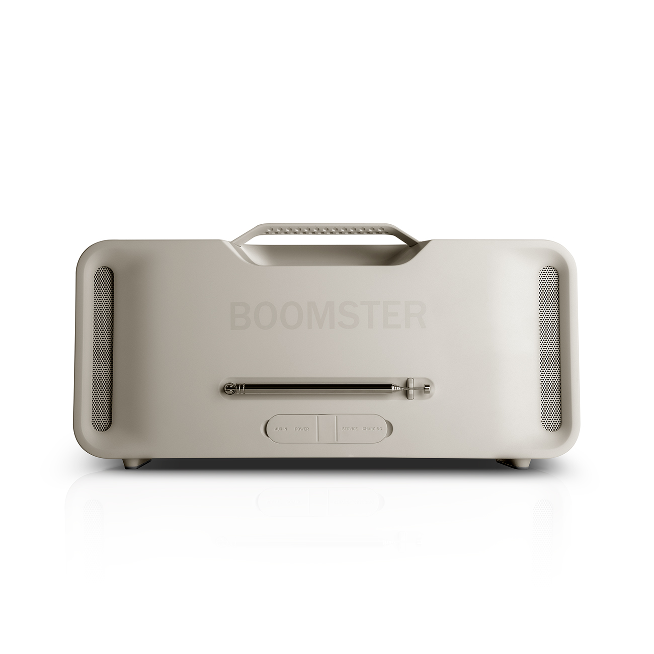 Boombox blanca con altavoces a los lados. Asa en la parte superior. Texto: BOOMSTER.
