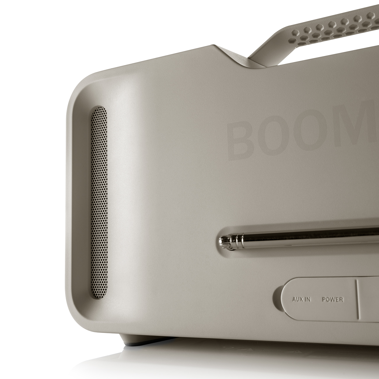Una radio gris con botones AUX IN y POWER.