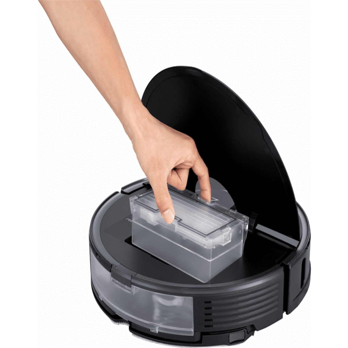 Una mano coloca un contenedor transparente en una aspiradora robot negra.
