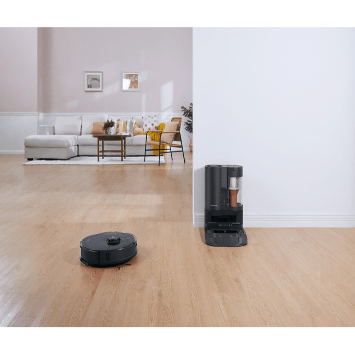 Una aspiradora robot negra y una estación de carga negra en un piso de madera.