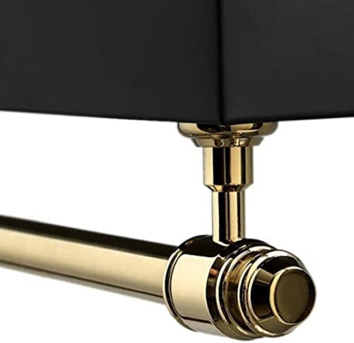 Vista de cerca de un accesorio de baño negro y dorado: toallero con un elemento cuadrado negro.