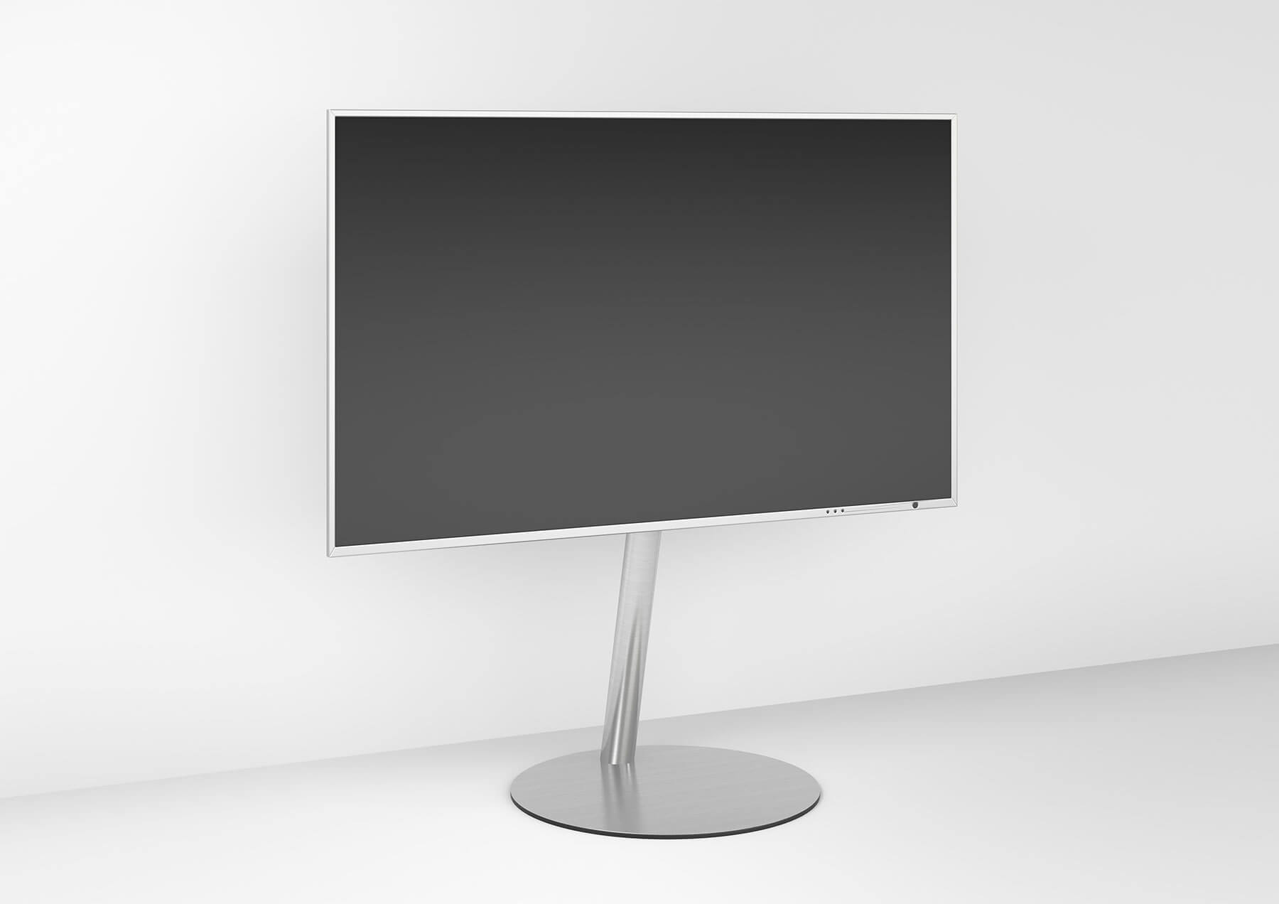 Ein moderner Fernseher auf einem silbernen Ständer, vor einer weißen Wand.