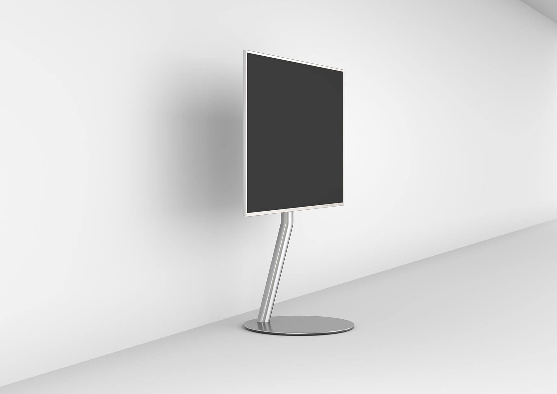 Monitor auf einem Ständer vor einer weißen Wand, weißer Hintergrund.