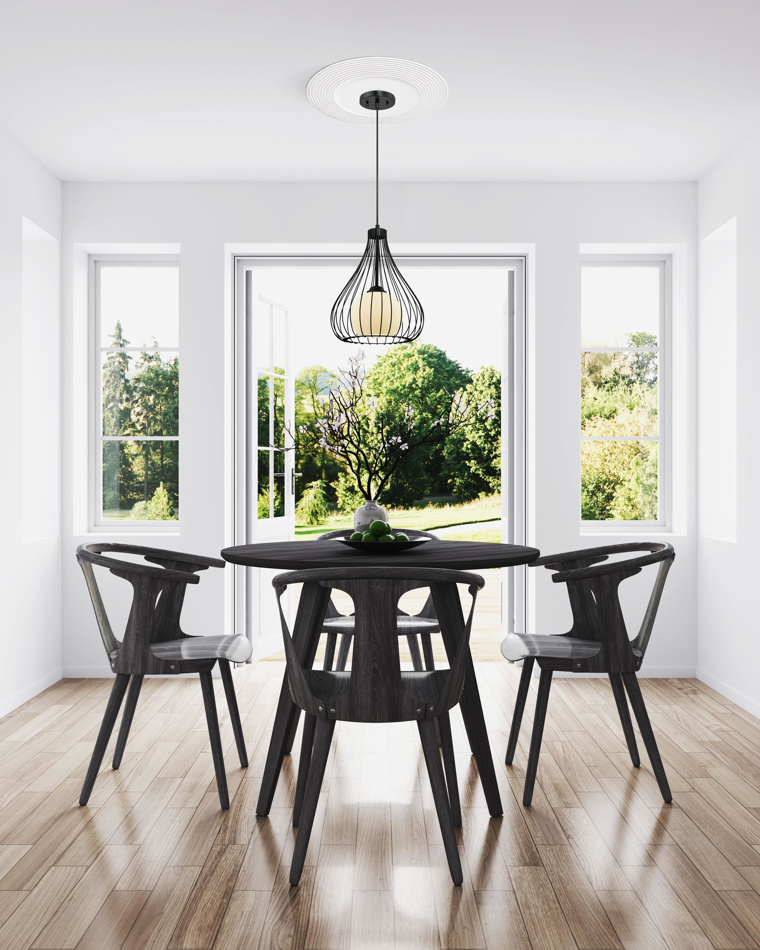 Ein Esszimmer mit Tisch und Stühlen, mit Blick nach draußen.