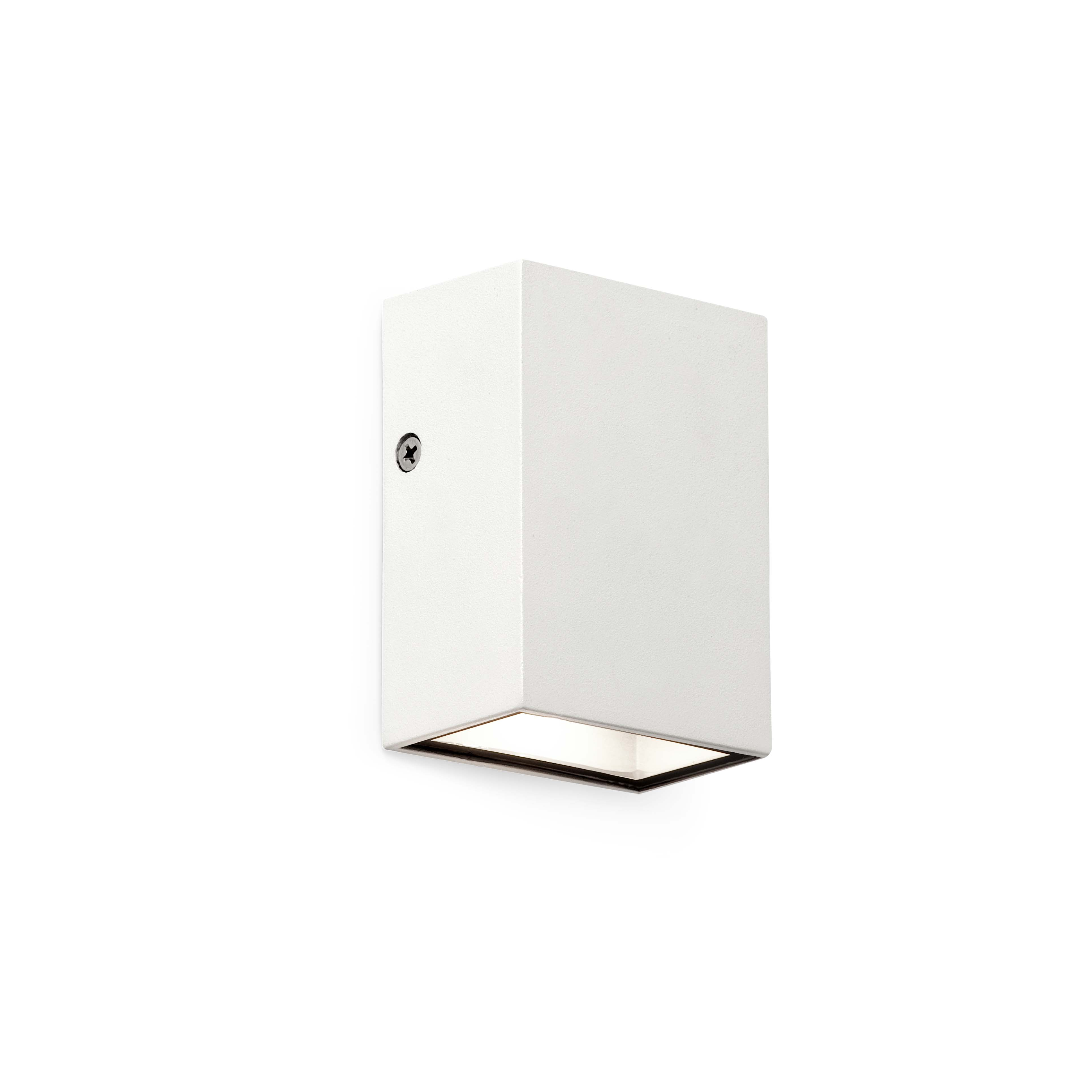 Una lampada da parete rettangolare bianca con un'apertura scura su sfondo bianco.