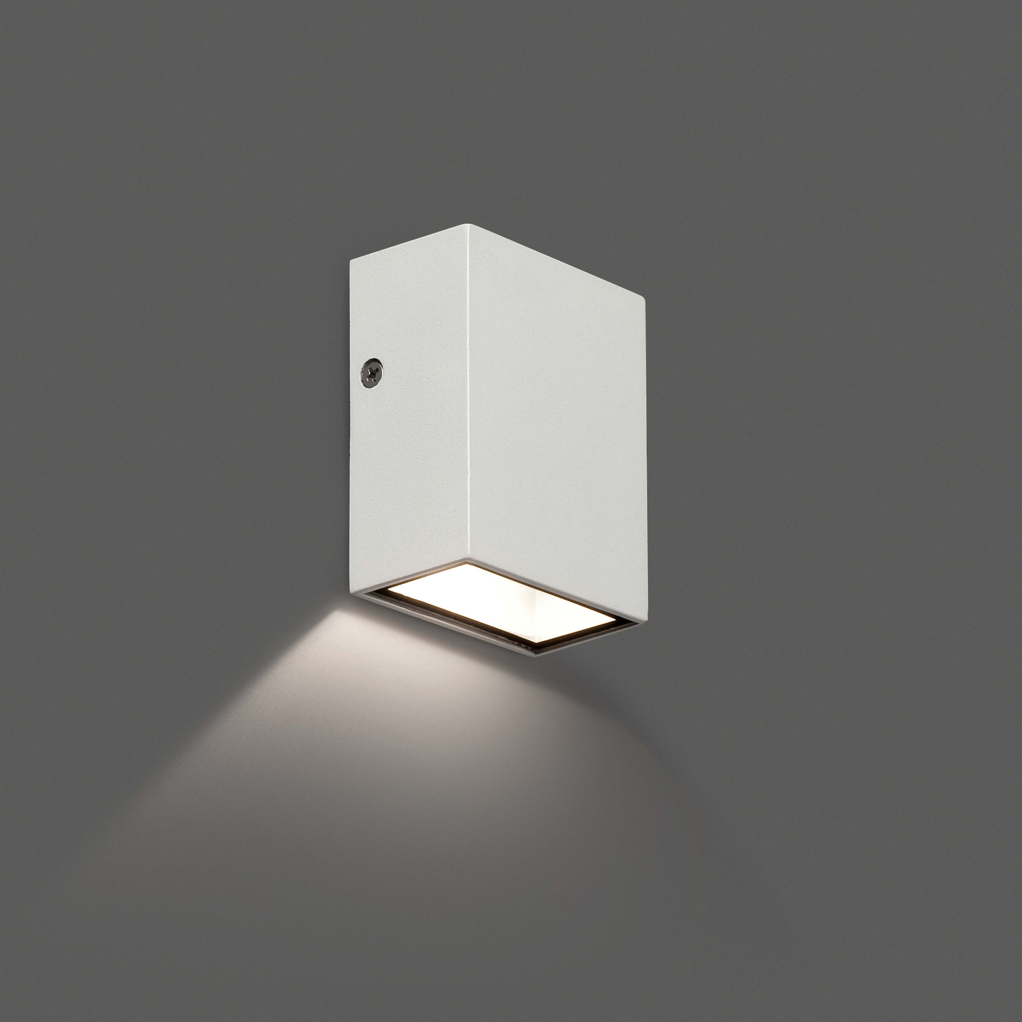 Applique bianca con fascio di luce verso il basso su parete grigia.