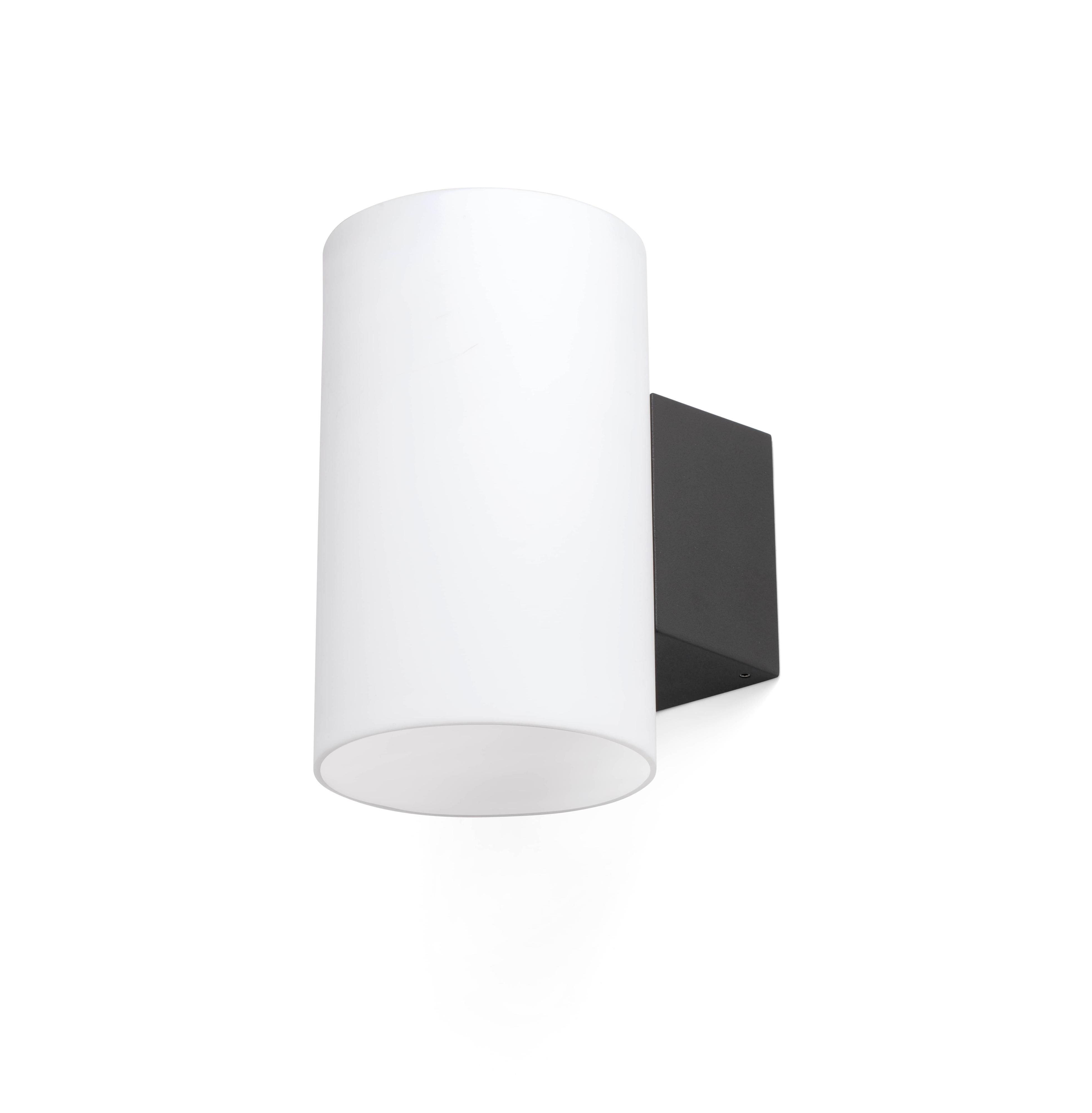 Weiße zylindrische Lampe an einer schwarzen Wandhalterung. Die Lampe ist an einer weißen Wand montiert.