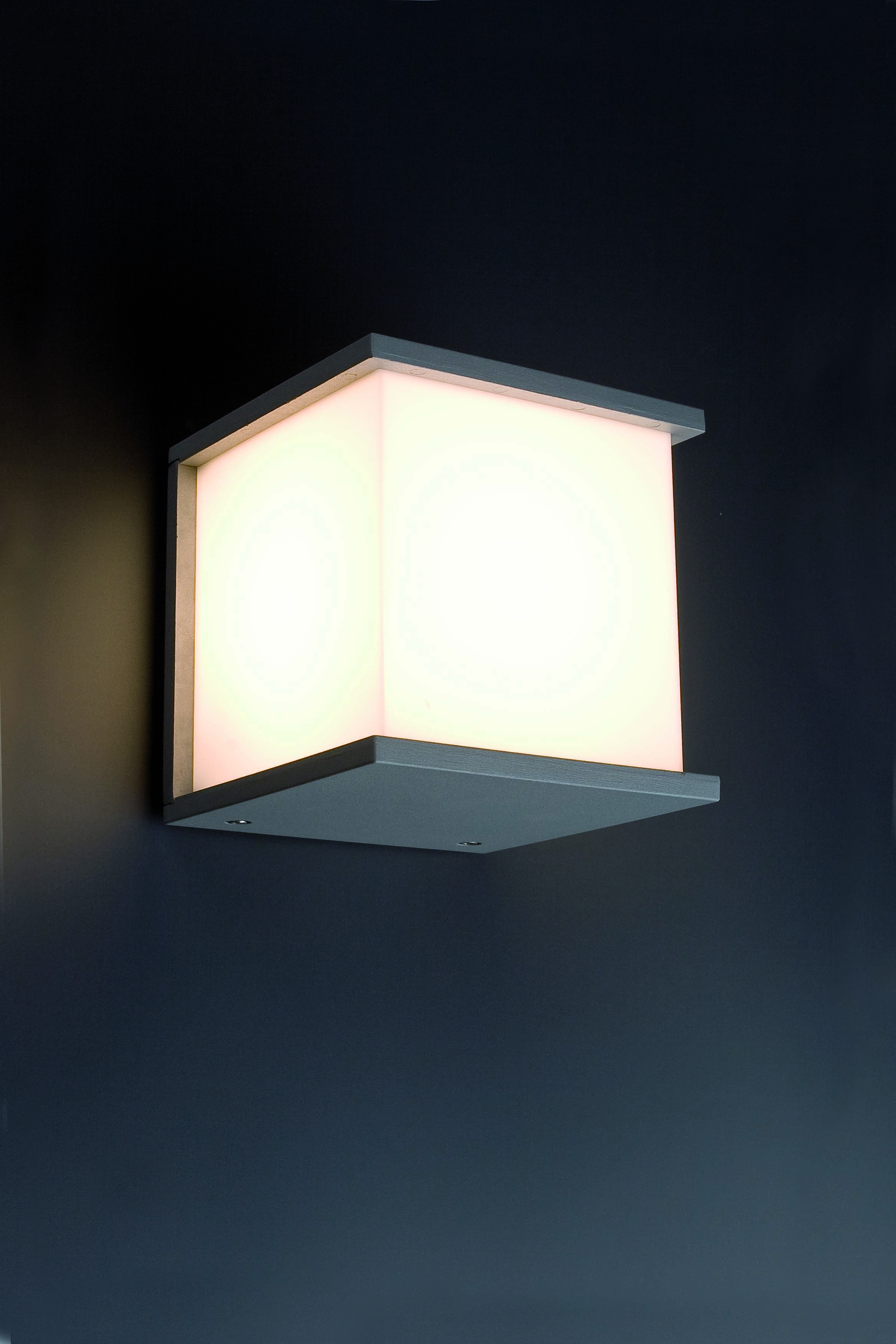 Una lampada da parete quadrata con una sorgente luminosa, su una parete grigio scuro.