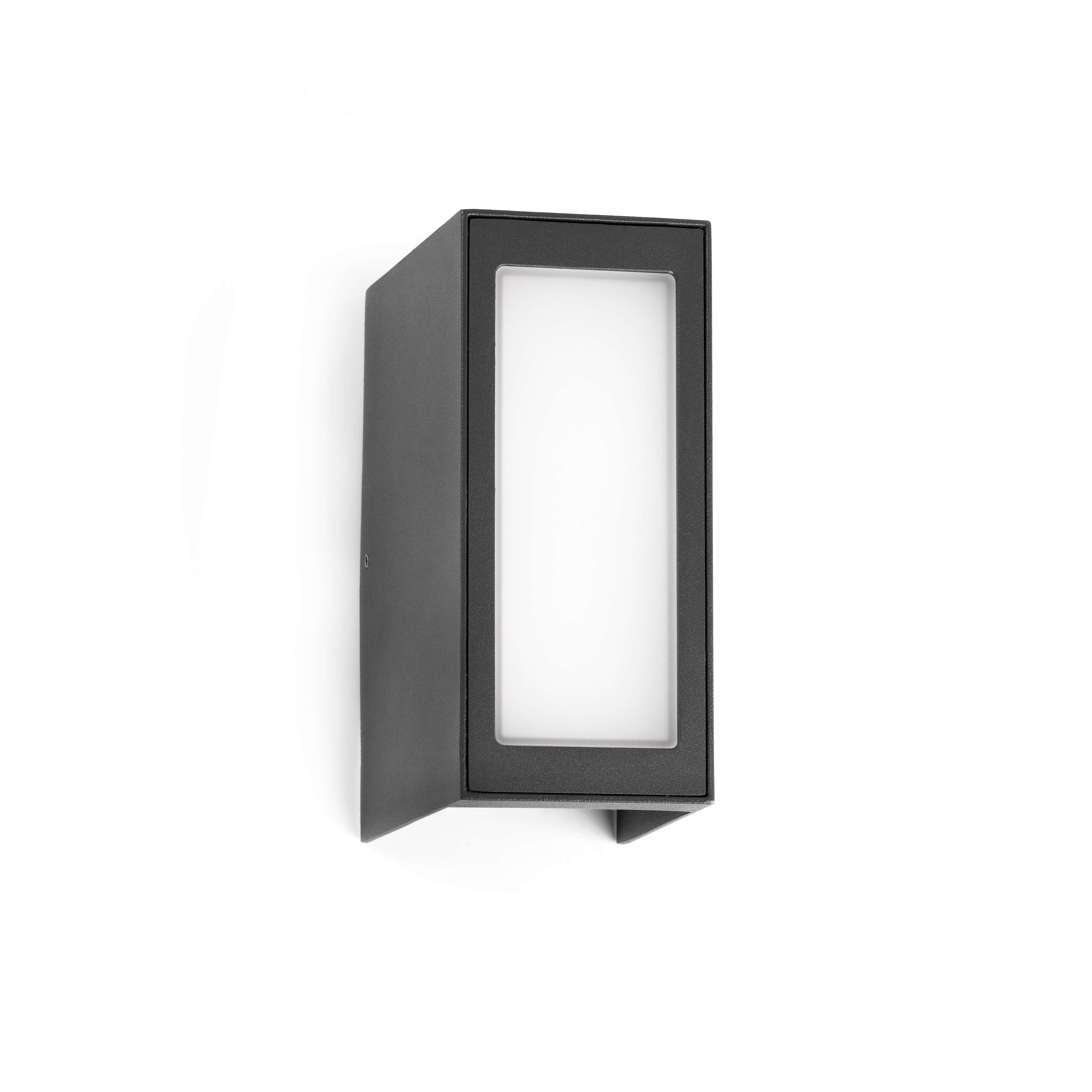 Un apparecchio di illuminazione rettangolare nero per esterni su un muro bianco.