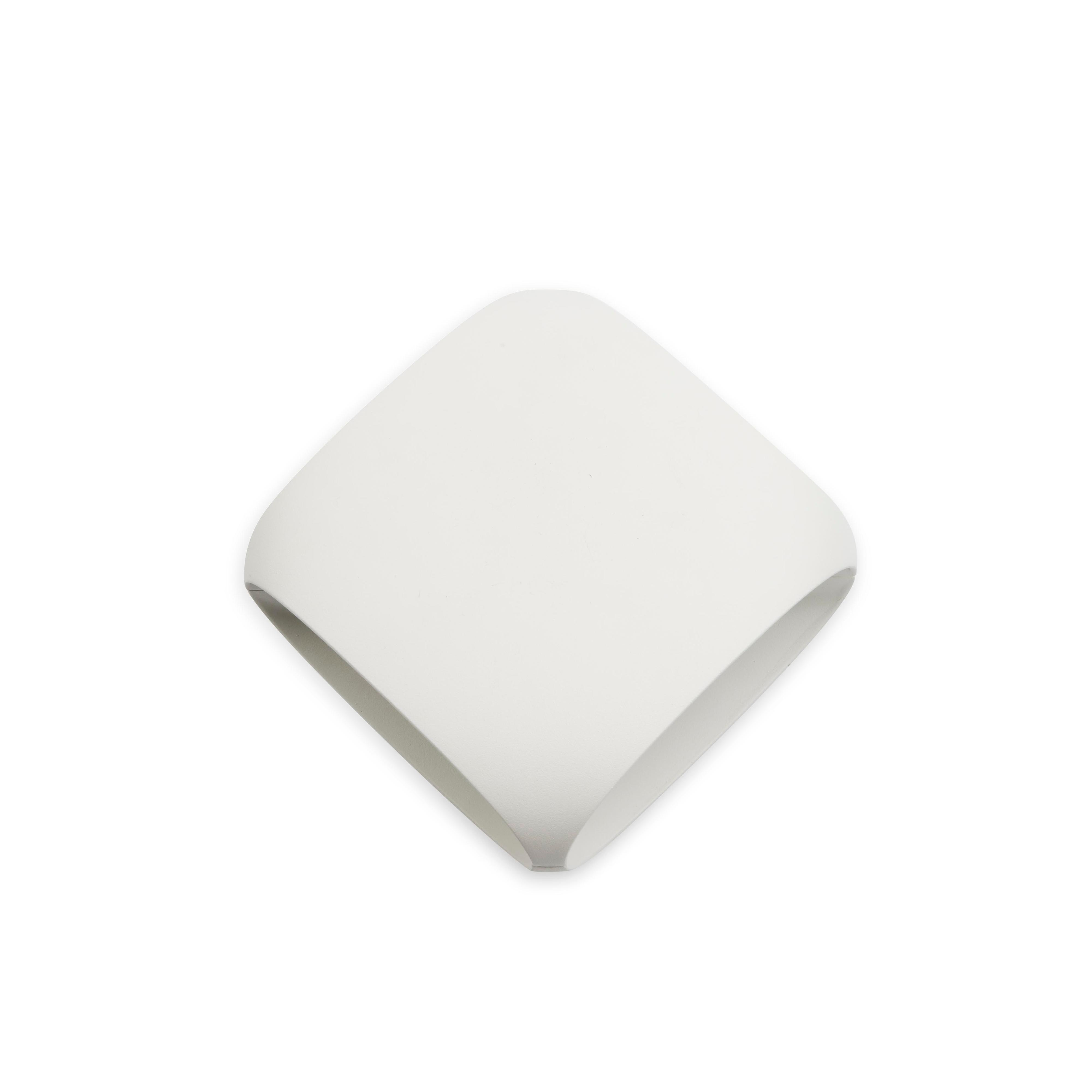 Applique a forma di diamante bianco. Sfondo bianco.