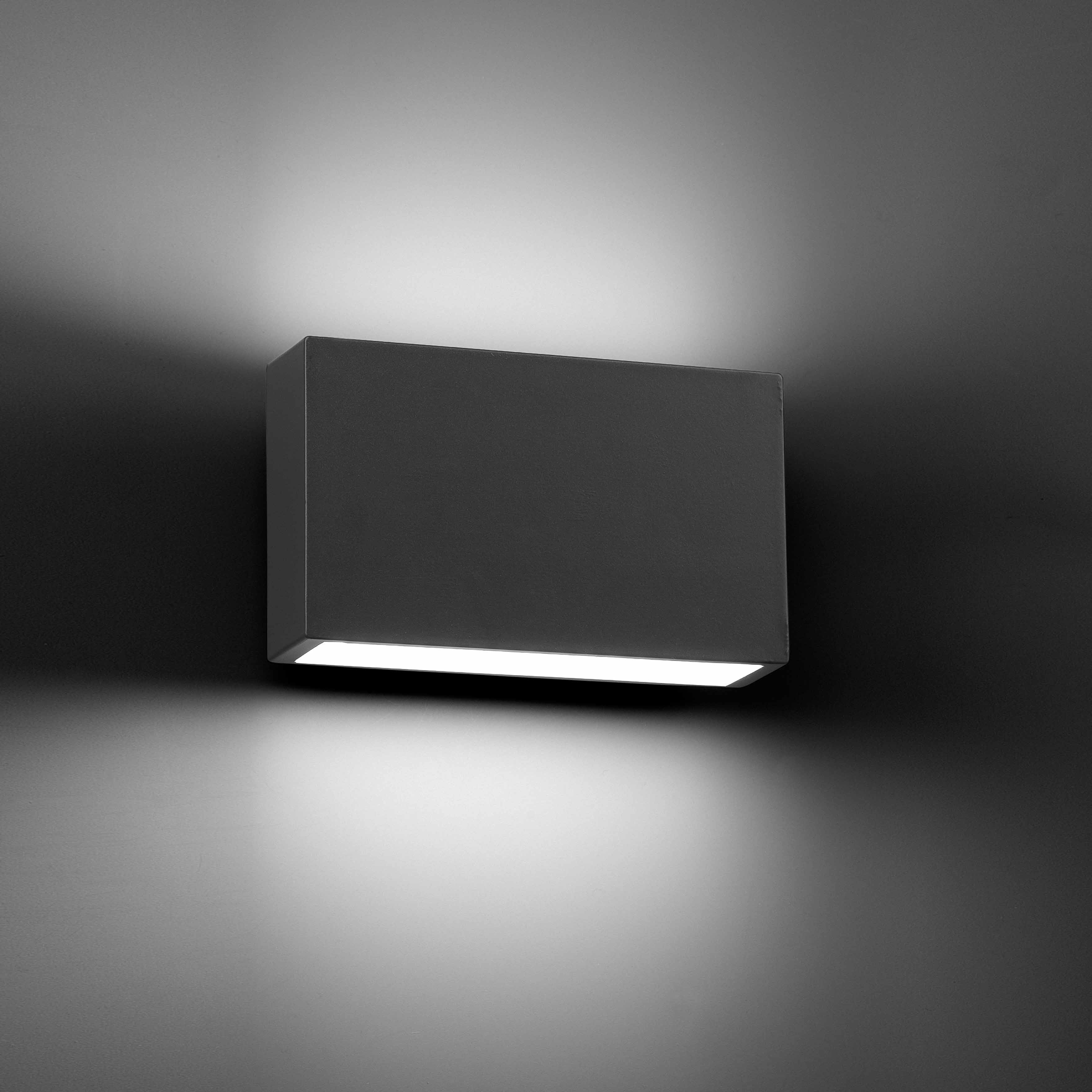 Eine schwarze rechteckige Wandleuchte mit weißem Licht.