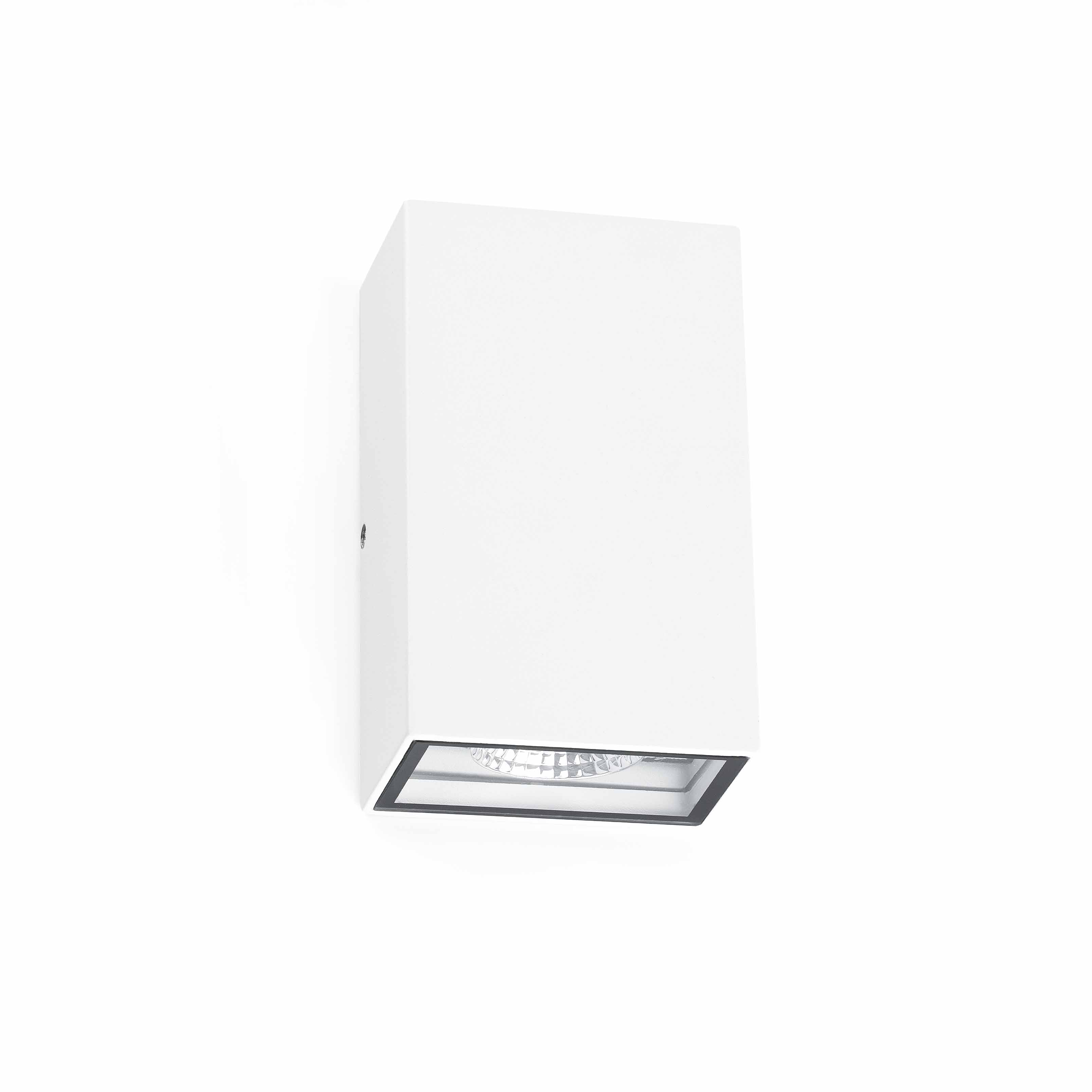 Una lampada da parete rettangolare bianca per esterni. Sfondo bianco.