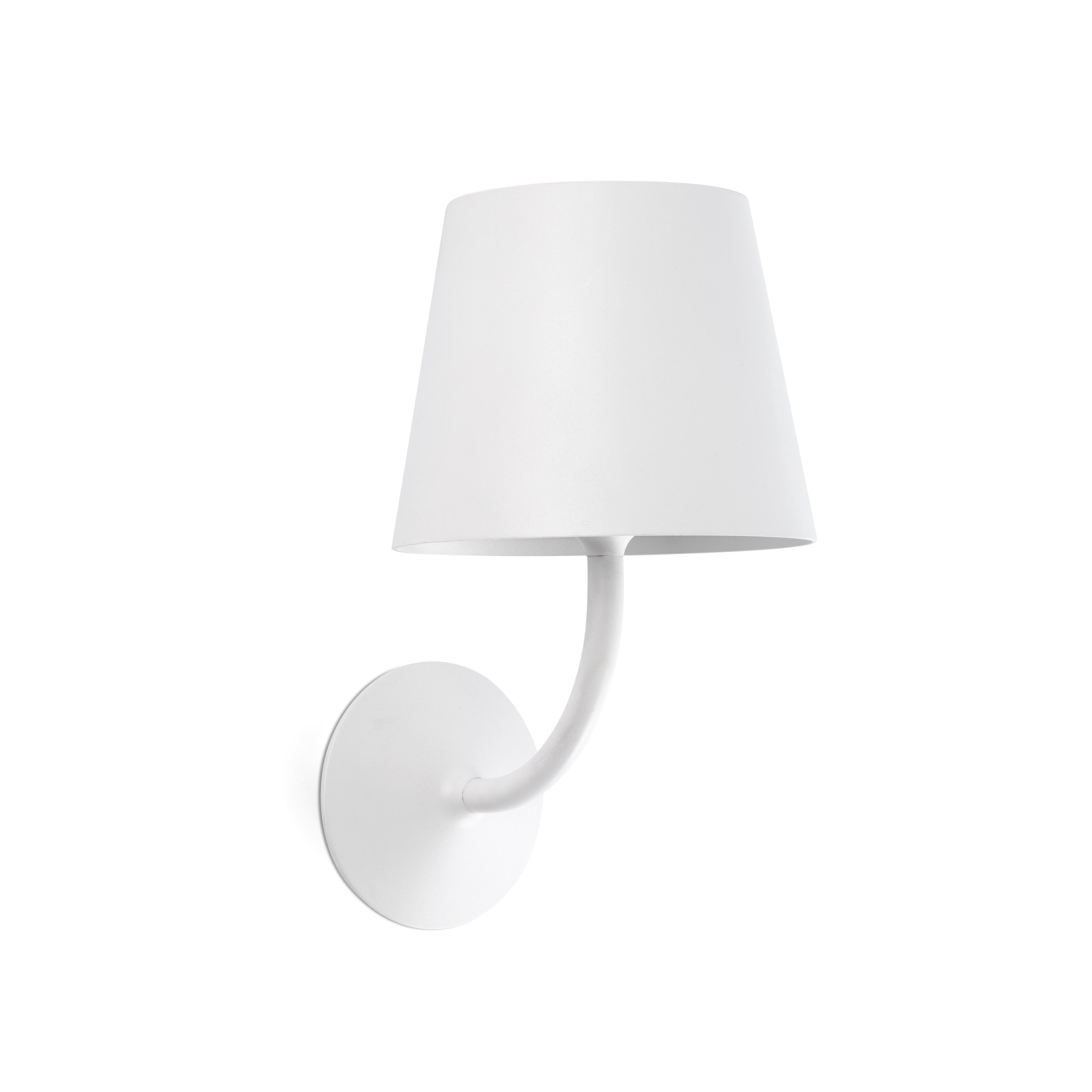 Lampada da parete bianca con braccio curvo e paralume.