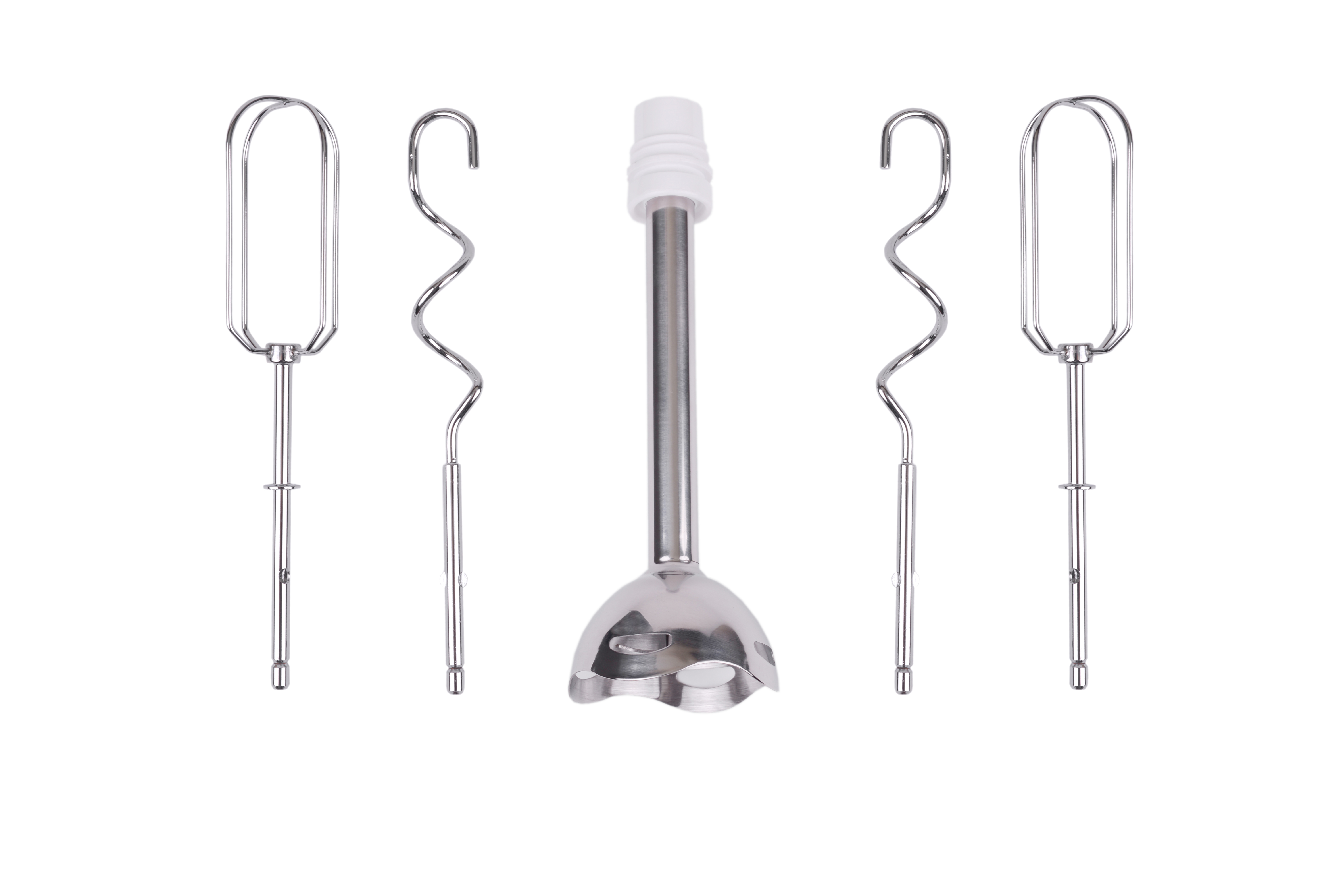 Zestaw przystawek do miksera: dwie trzepaczki, dwa haki do ciasta i pręt do blendowania, wszystko na białym tle.