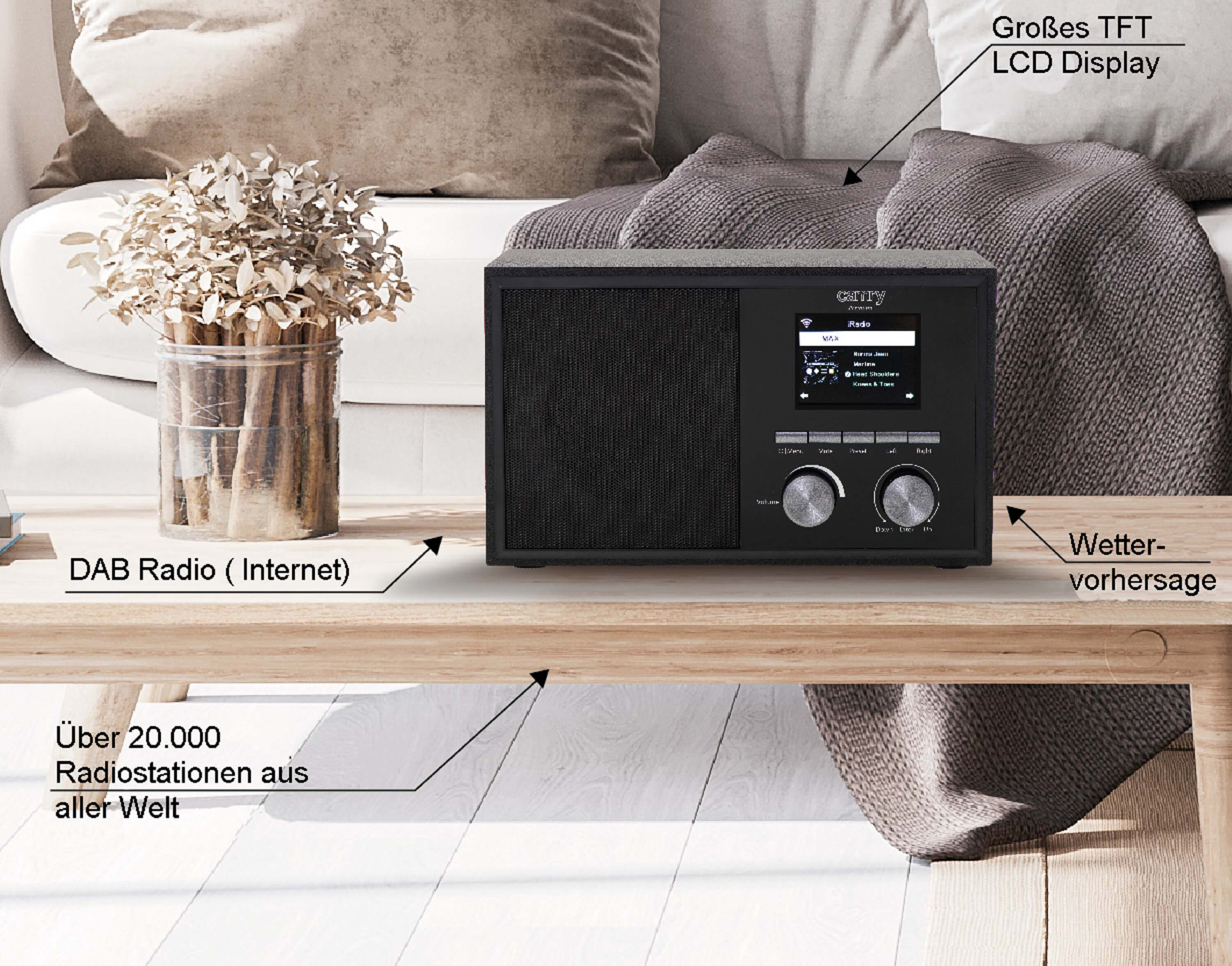 DAB-Radio auf einem Holztisch. Sofa und Kissen im Hintergrund. Text: DAB Radio, über 20.000 Radiosender.