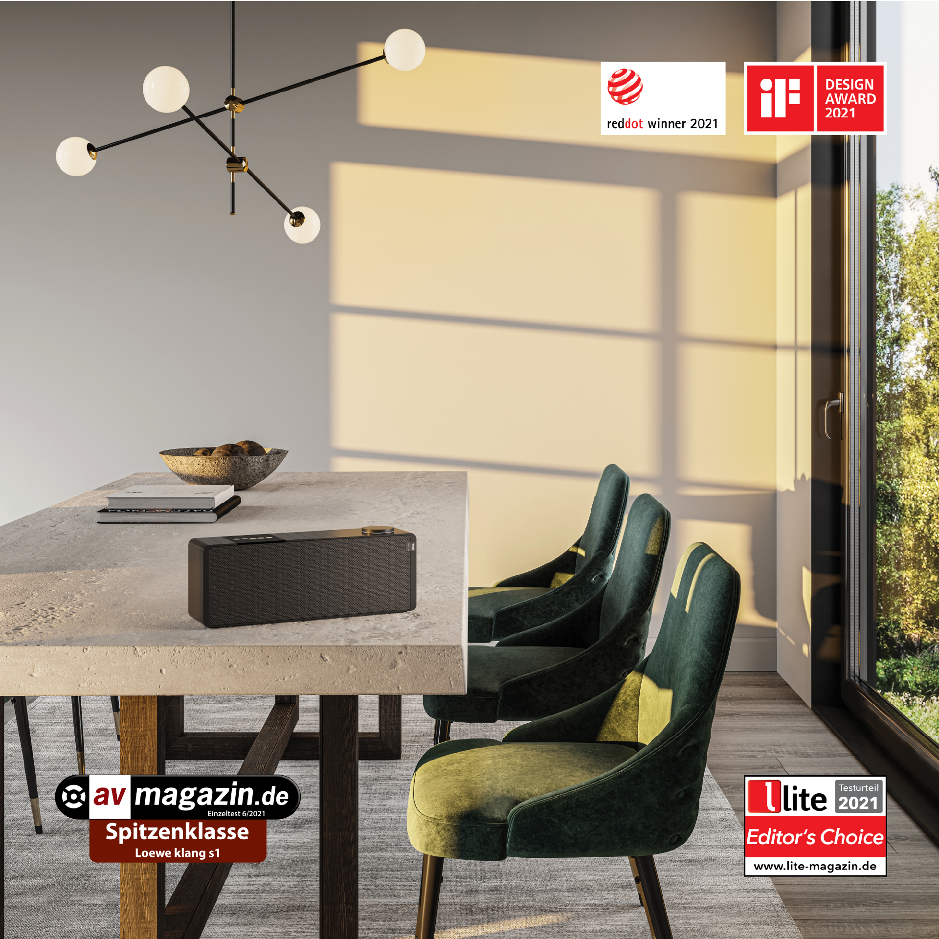 Jadalnia ze stołem, głośnikiem i krzesłami. Nagrody i okno ze światłem naturalnym.