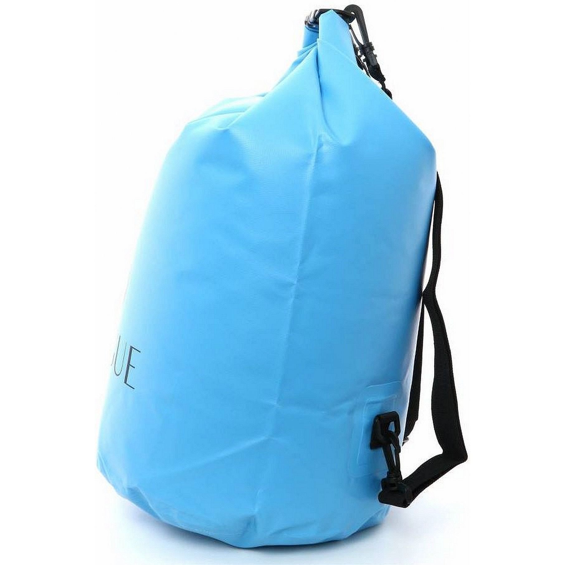 Bolsa impermeable azul con correa y hebilla negras. La bolsa está sobre fondo blanco.