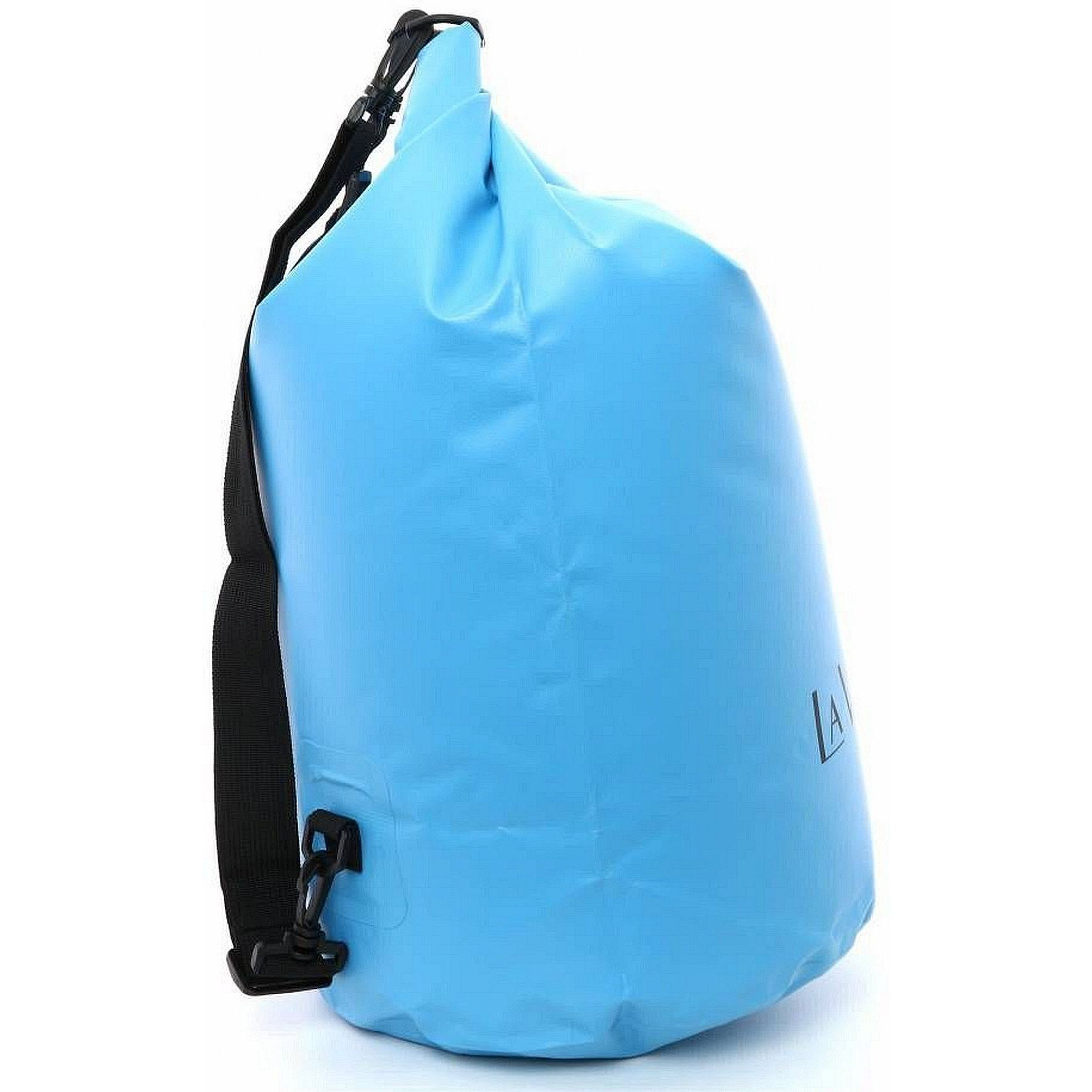 Una bolsa seca azul con una correa y hebilla negras, de pie sobre una superficie blanca.