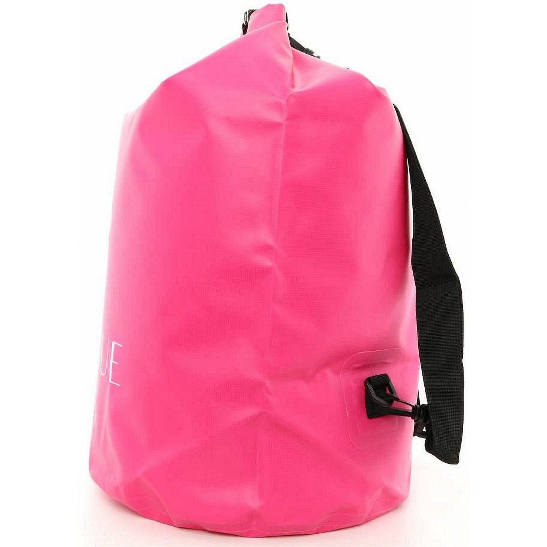 Una bolsa seca rosa brillante con una correa negra, cerrada y en posición vertical. Fondo blanco.