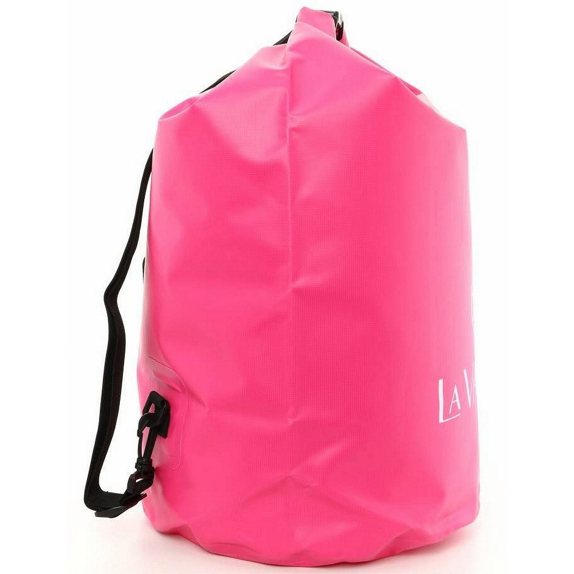 Una bolsa seca de color rosa brillante con una correa negra, adecuada para actividades al aire libre, con un logotipo blanco.