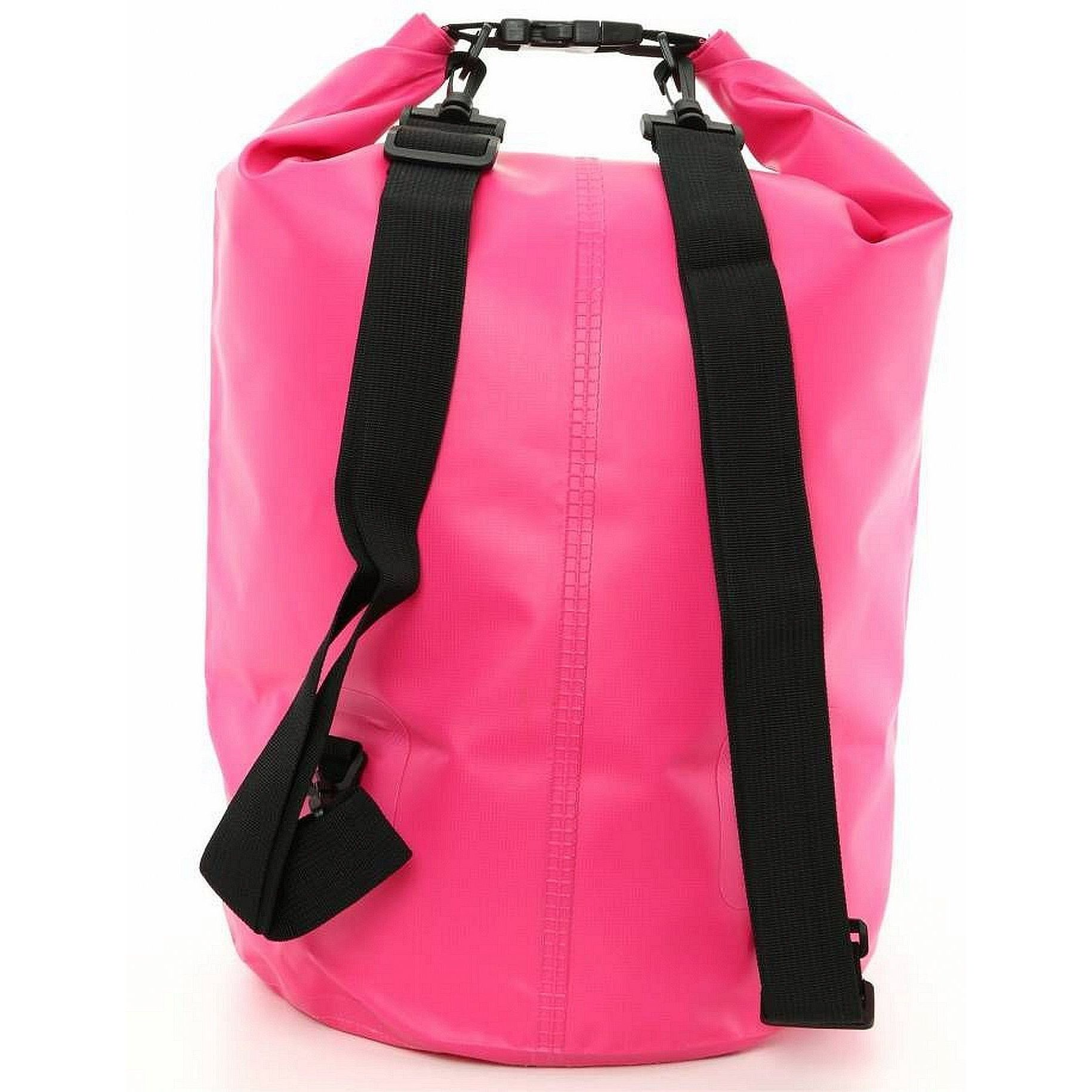 Una bolsa rosa brillante e impermeable con correas negras cuelga sobre un fondo blanco.