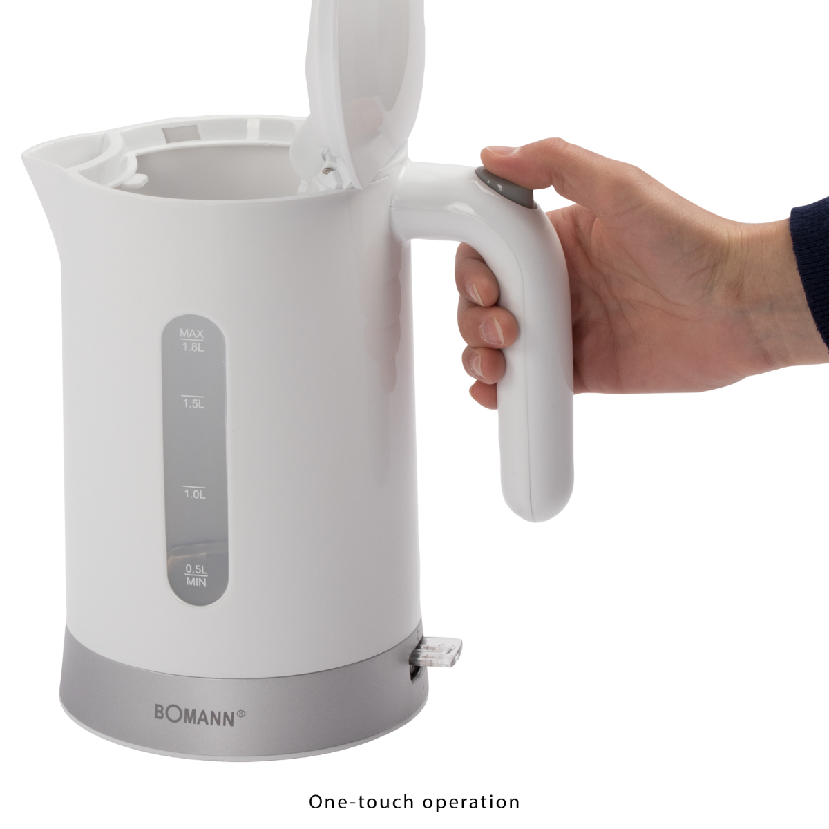 Hervidor eléctrico blanco con una mano abriendo la tapa. Base gris, fondo negro. Máx. 1,8L, 0,5L min marcas.